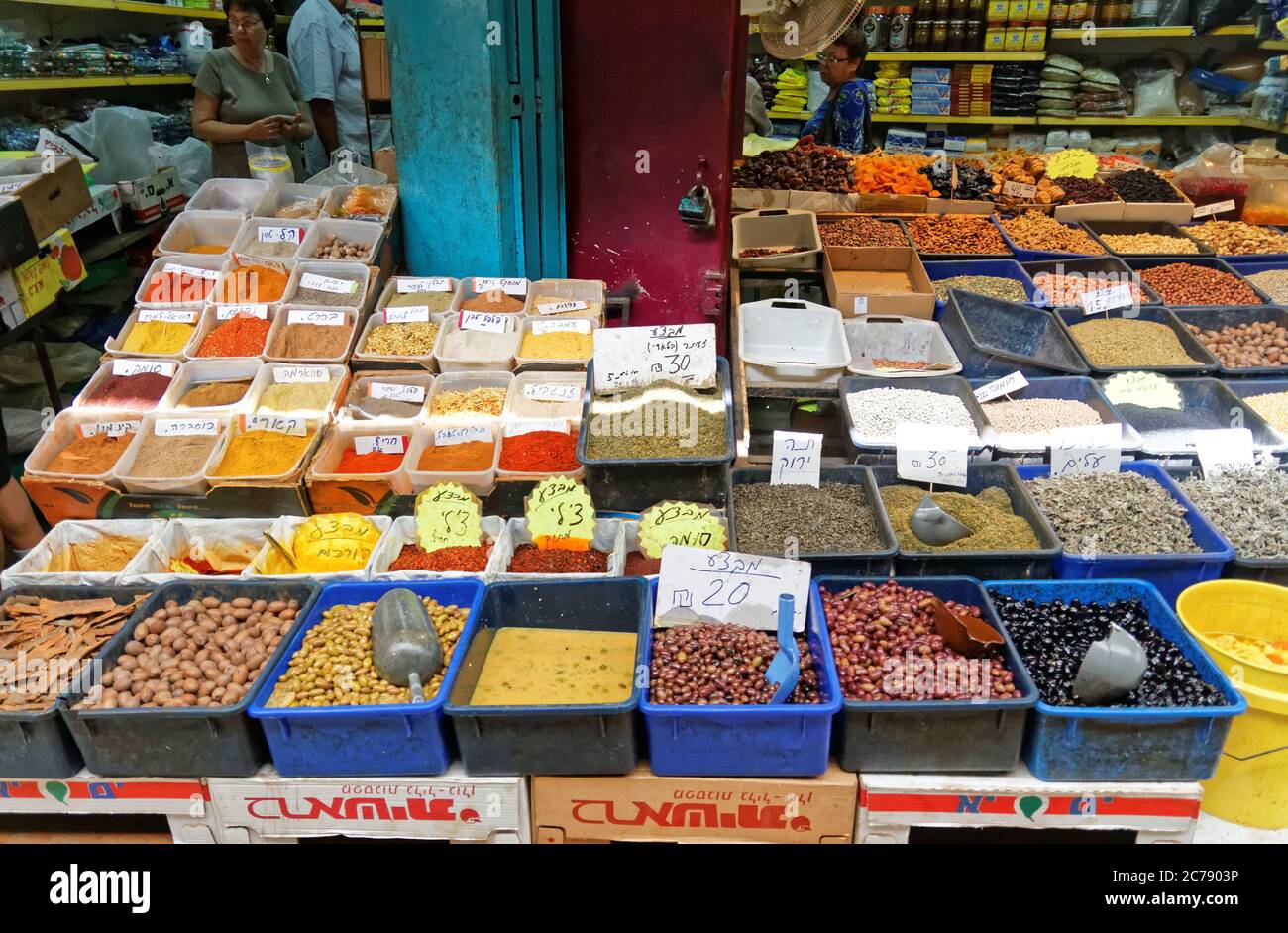 Akko Israel, Okt,9,2016:Leute kaufen bunte Gewürze, getrocknete Früchte, Nüsse, Samen und Oliven auf dem täglichen Straßenmarkt. Tags mit hebräischen Namen und Preis Stockfoto