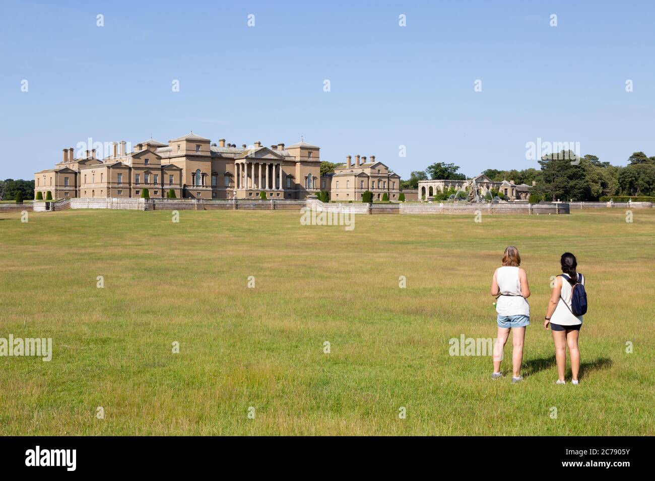 Holkham Hall Norfolk UK, zwei Frauen Besucher Blick auf das Landhaus aus dem 18. Jahrhundert, Holkham Norfolk UK Stockfoto