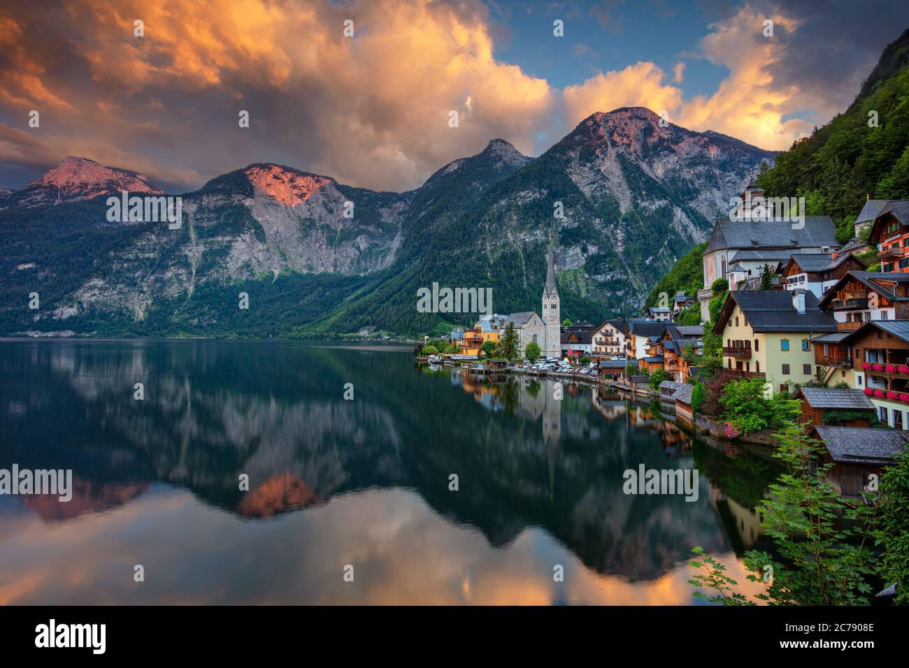 Hallstatt, Österreich. Bild des berühmten Alpendorfes Hallstatt bei dramatischem Sommeruntergang. Stockfoto