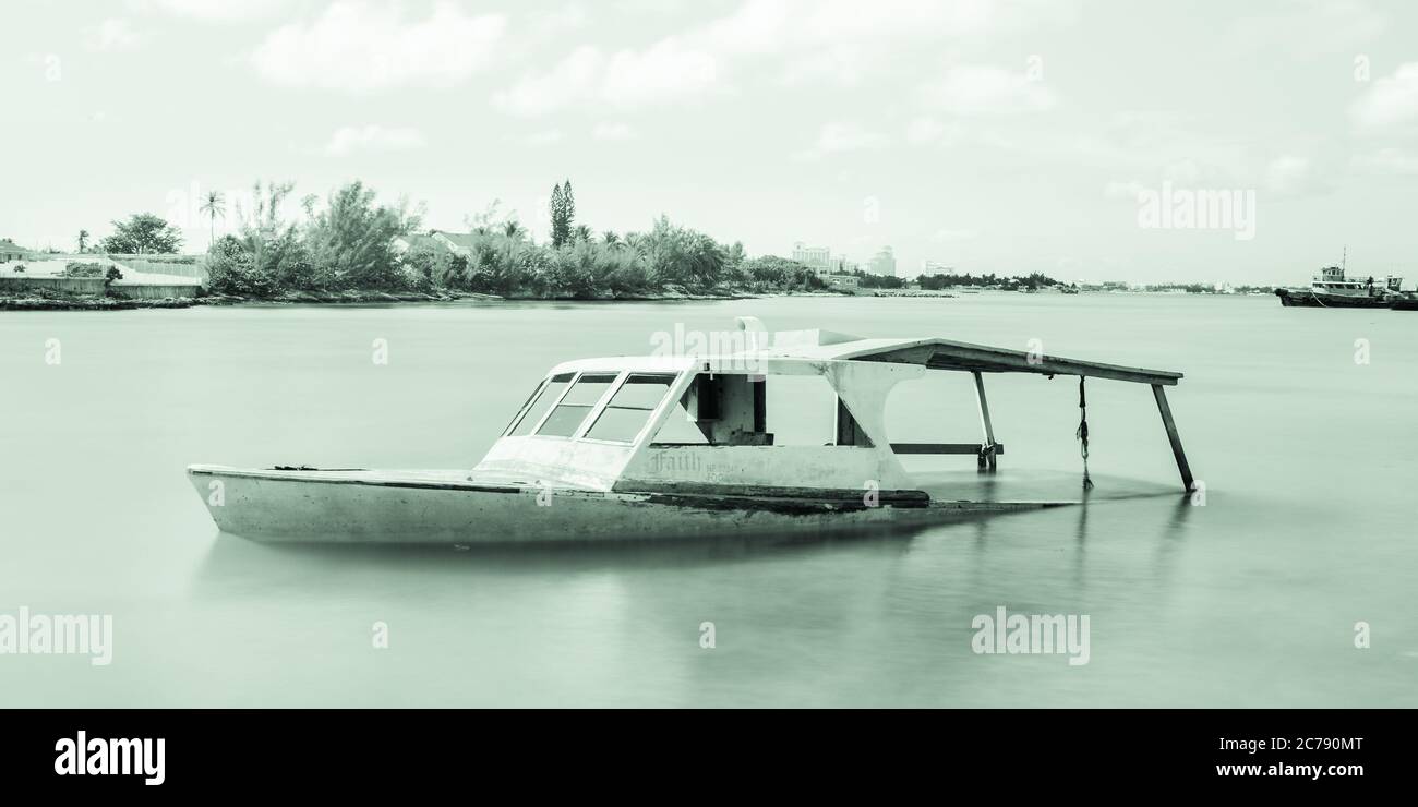Versunkenes Boot 'Faith' nach Hurrikan Dorian 2019 Stockfoto