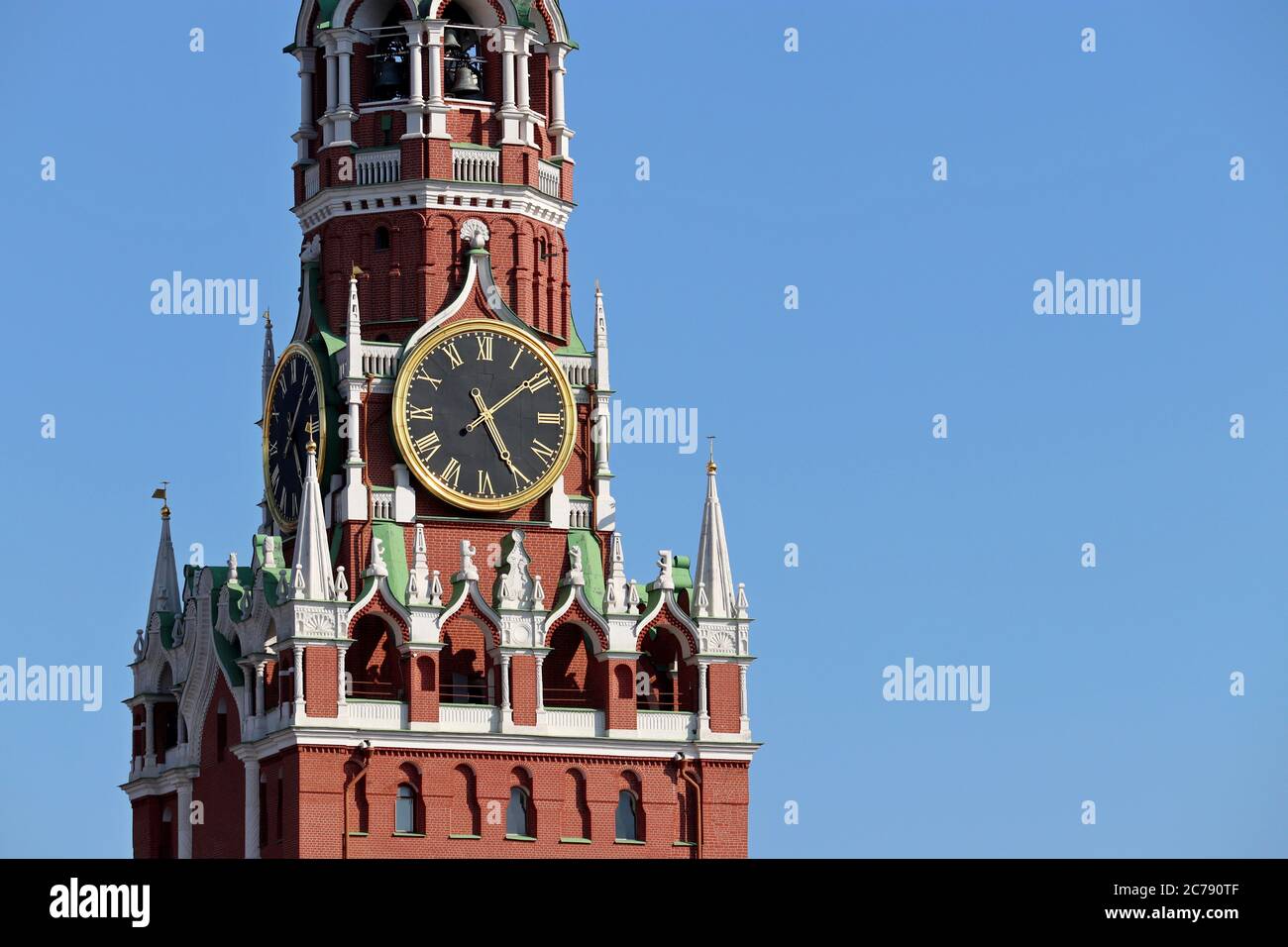Glockenspiel des Spasskaya-Turms, Symbol Russlands auf dem Roten Platz. Moskauer Kreml Turm isoliert auf blauem Himmel Hintergrund Stockfoto