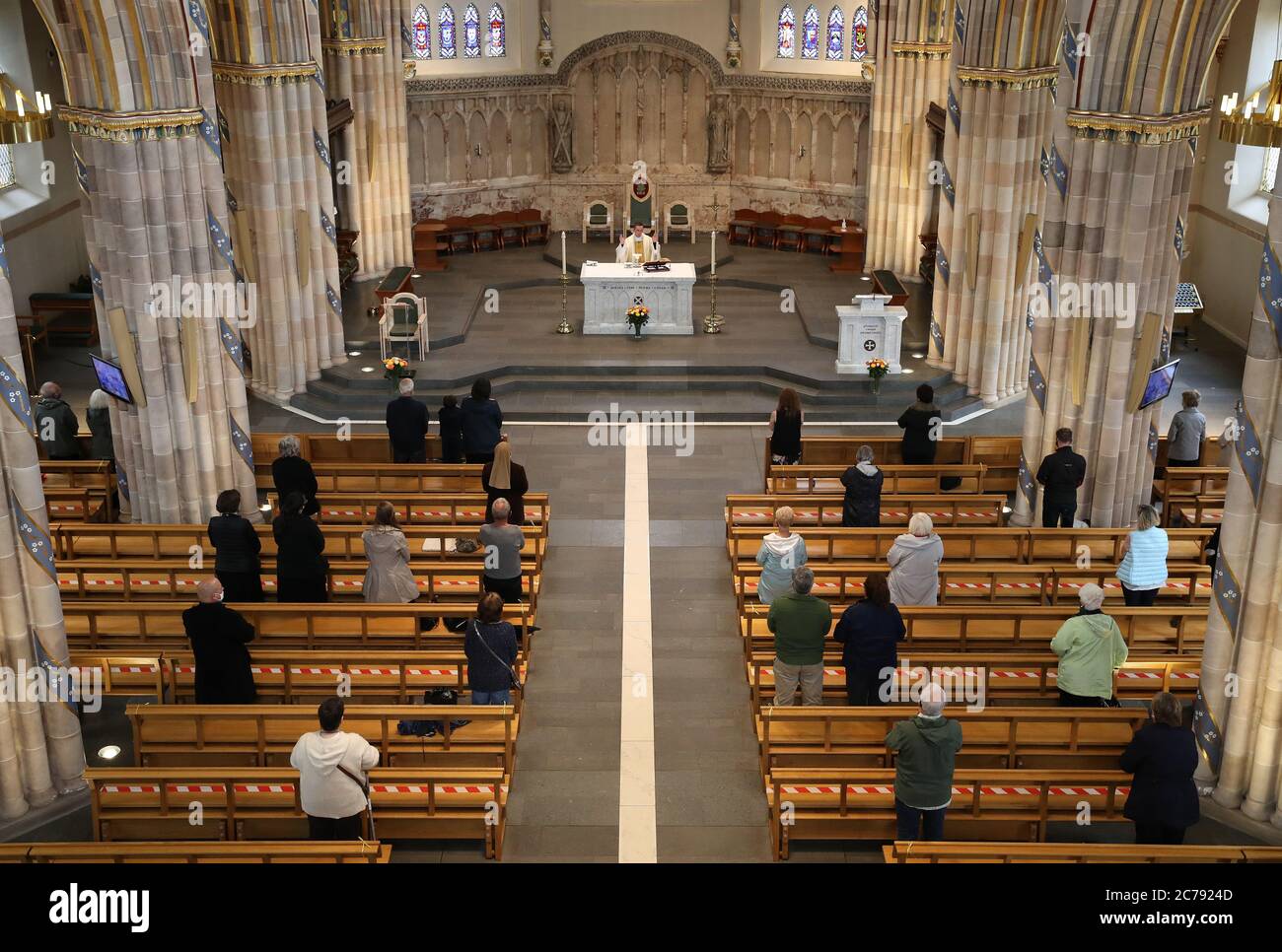 Canon Gerald Sharkey spricht während der ersten Messe in der St Andrew's Cathedral in Glasgow seit dem 19. März, während Schottland sich auf die Aufhebung weiterer Beschränkungen für die Sperrung von Coronaviren vorbereitet. Stockfoto