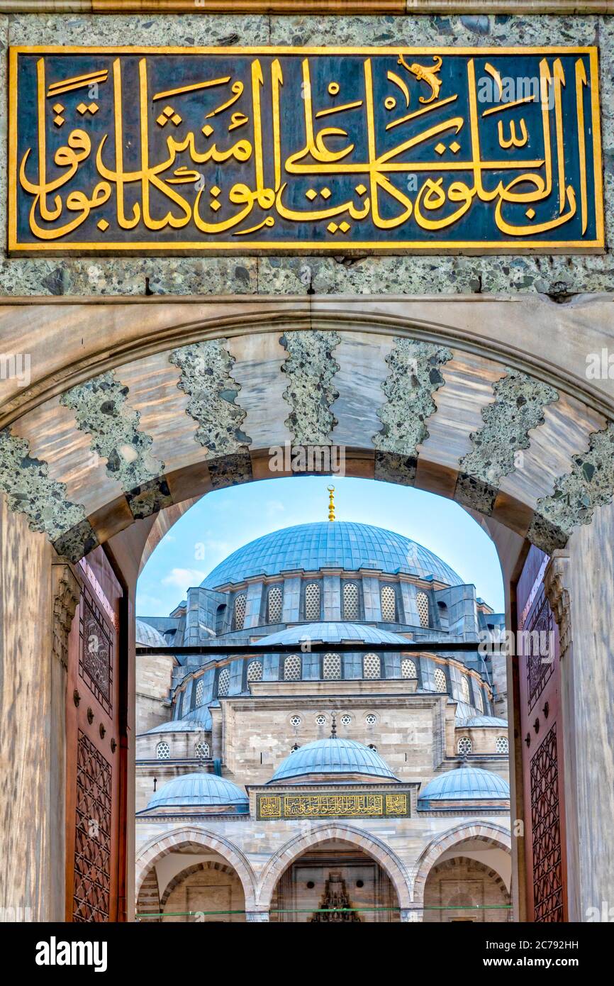 Eingang der Suleymaniye Moschee, Istanbul, Türkei Stockfoto