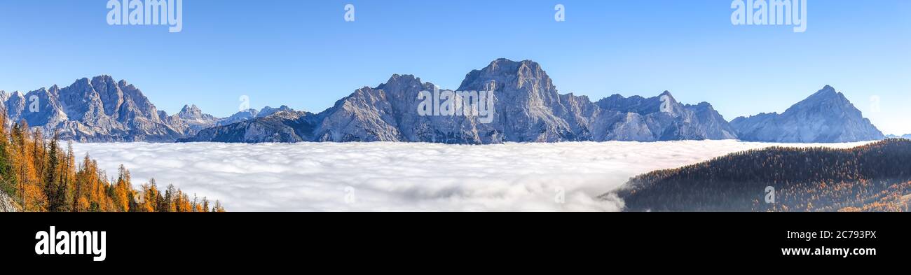 Atemberaubende Luftaufnahme über den Federa-See in den Dolomiten Alpen unter Sonnenlicht in Nebel und Nebel. Lage: Federa See mit Dolomitengipfel, Cortina DAmpezzo, Stockfoto