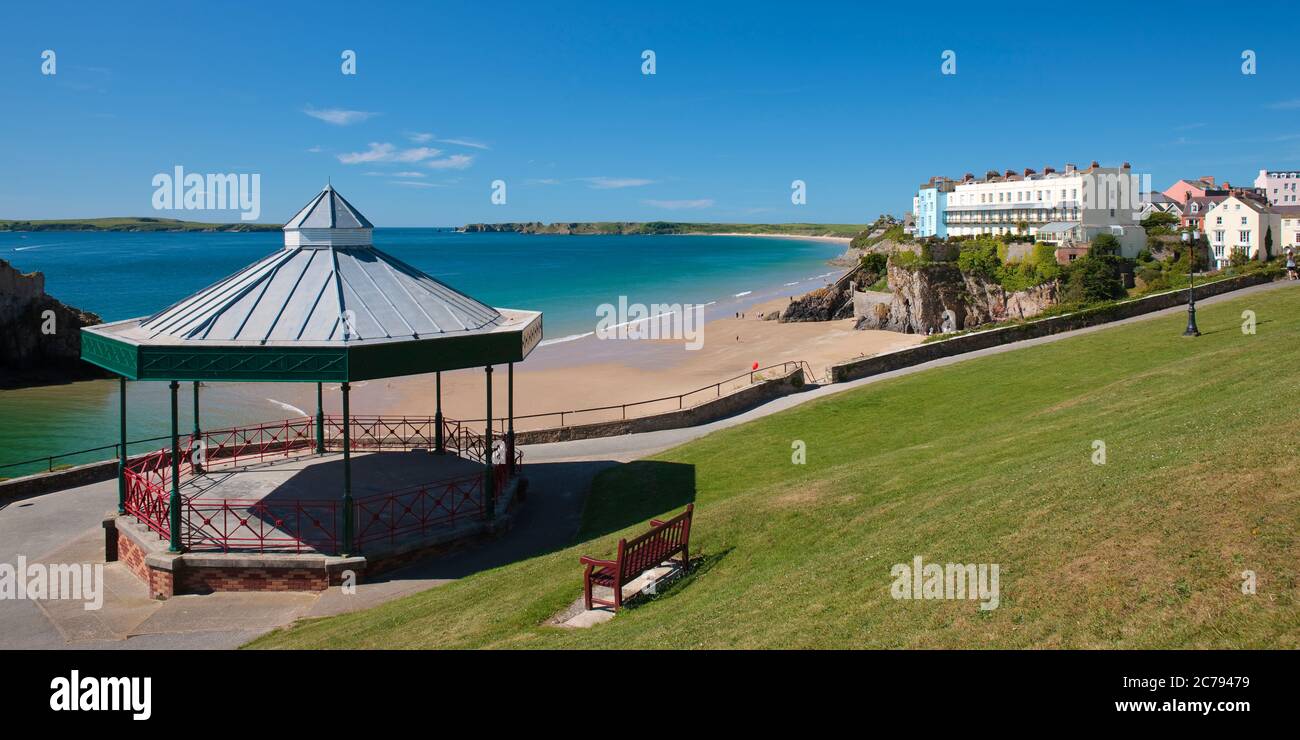 Bandenständer Castle Beach und South Beach Tenby Pembrokeshire Wales mit Caldey Island im Hintergrund Stockfoto