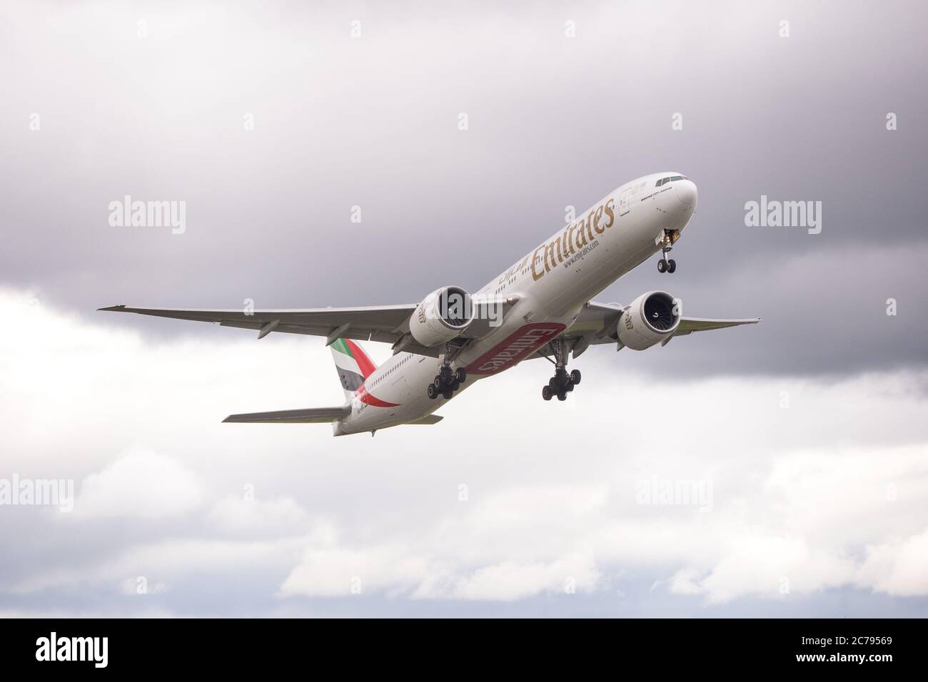 Glasgow, Schottland, Großbritannien. Juli 2020. Bild: Emirates-Flug EK28, Boeing 777-31H(er) Flugzeug (reg A6-EGE) startet Glasgow International Airport nach Dubai. Der erste Rückflug nach der Lockerung war erleichtert. Nach der Krise des Coronavirus (COVID19) ist die globale Luftfahrtindustrie massiv betroffen, was einige Fluggesellschaften zum Zusammenbruch und die anderen dazu führte, dass die Zahl der Mitarbeiter stark reduziert und die Bestellungen für neue Flugzeuge storniert wurden. Emirates hat bis heute ihre Flüge nach Glasgow storniert. Quelle: Colin Fisher/Alamy Live News Stockfoto