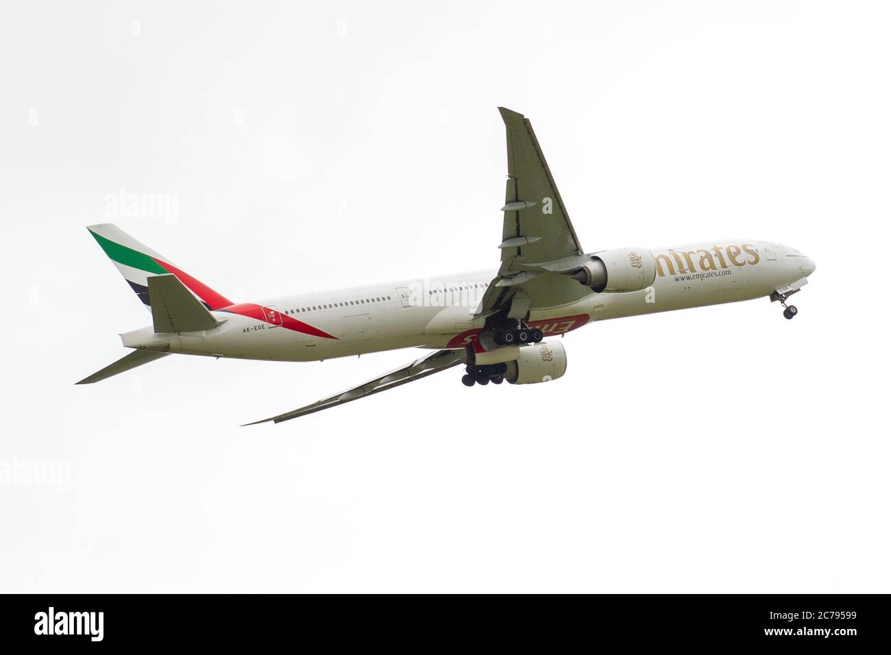 Glasgow, Schottland, Großbritannien. Juli 2020. Bild: Emirates-Flug EK28, Boeing 777-31H(er) Flugzeug (reg A6-EGE) startet Glasgow International Airport nach Dubai. Der erste Rückflug nach der Lockerung war erleichtert. Nach der Krise des Coronavirus (COVID19) ist die globale Luftfahrtindustrie massiv betroffen, was einige Fluggesellschaften zum Zusammenbruch und die anderen dazu führte, dass die Zahl der Mitarbeiter stark reduziert und die Bestellungen für neue Flugzeuge storniert wurden. Emirates hat bis heute ihre Flüge nach Glasgow storniert. Quelle: Colin Fisher/Alamy Live News Stockfoto