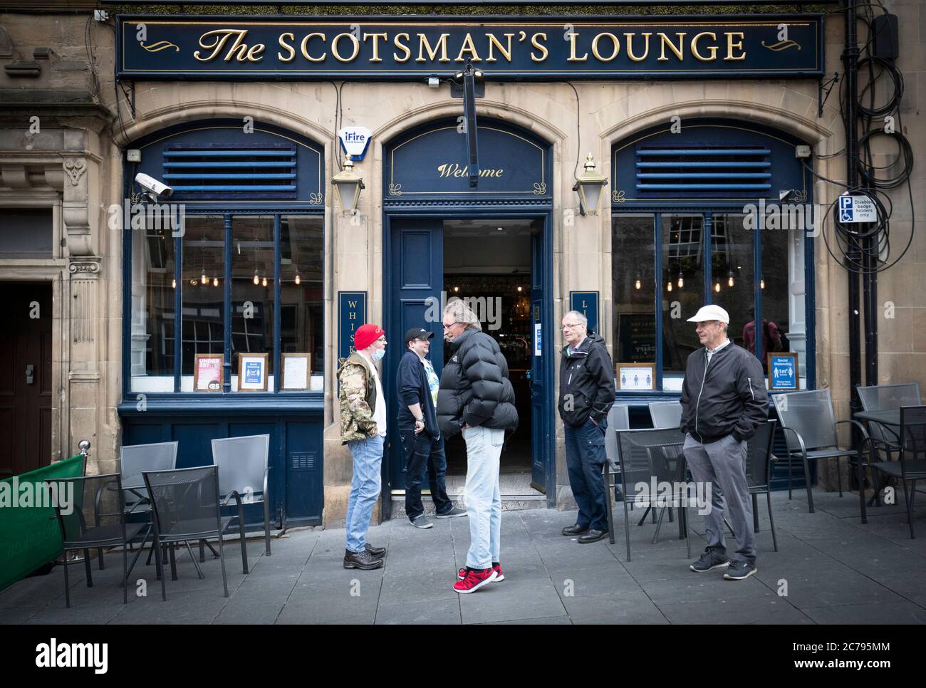 Die Menschen warten auf die Eröffnung vor dem Scotsman's Lounge Pub in Edinburgh, da Pubs, Bars und Restaurants in ganz Schottland zum ersten Mal seit März nach Aufhebung weiterer Beschränkungen für die Sperrung durch Coronaviren Innenbereiche eröffnet haben. Stockfoto