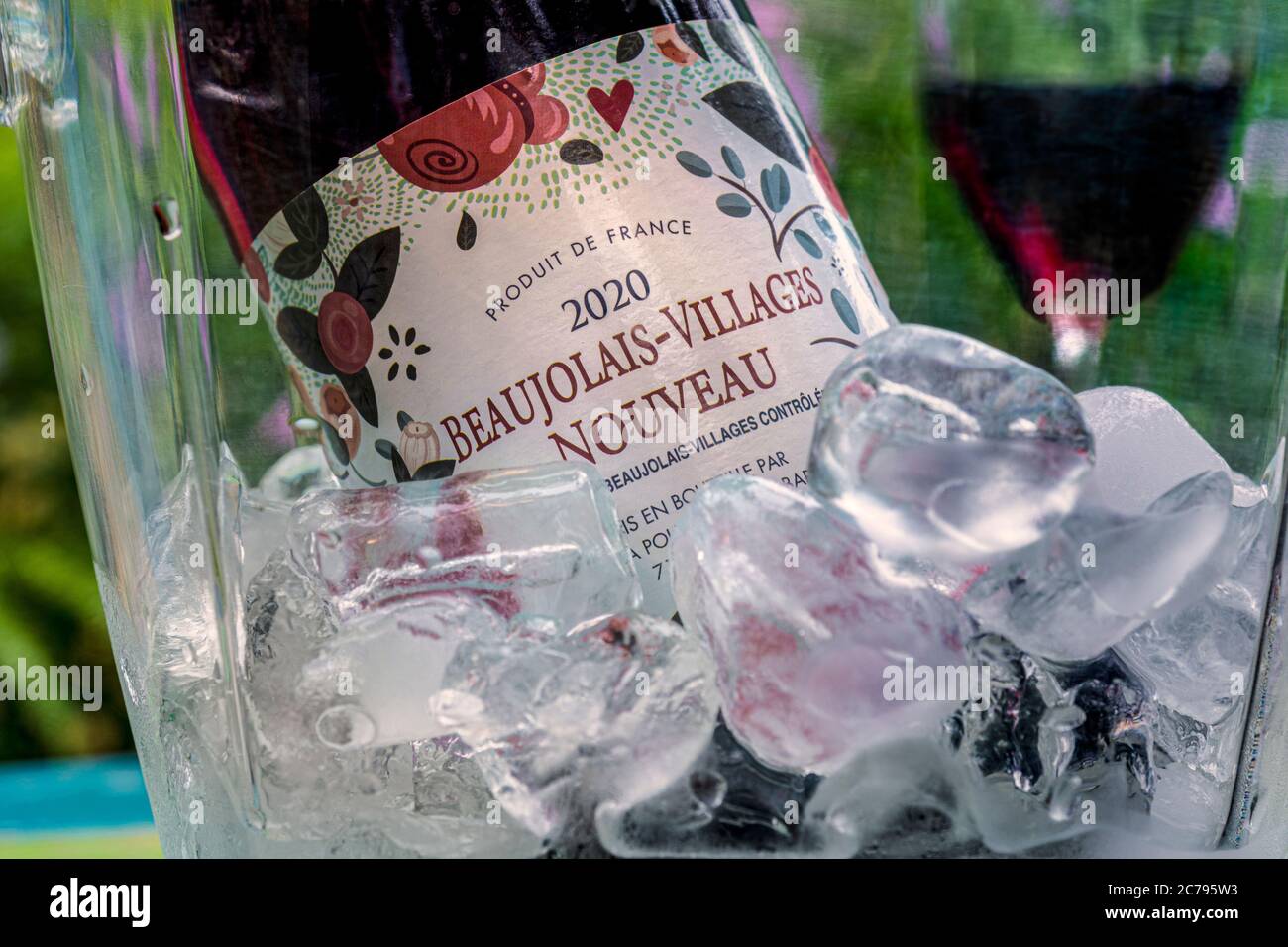 Beaujolais-Villages Nouveau 2020 Rotwein in Eisweinkühler platziert traditionell leicht gekühlt im Freien Sommergarten Lage Frankreich zu trinken Stockfoto
