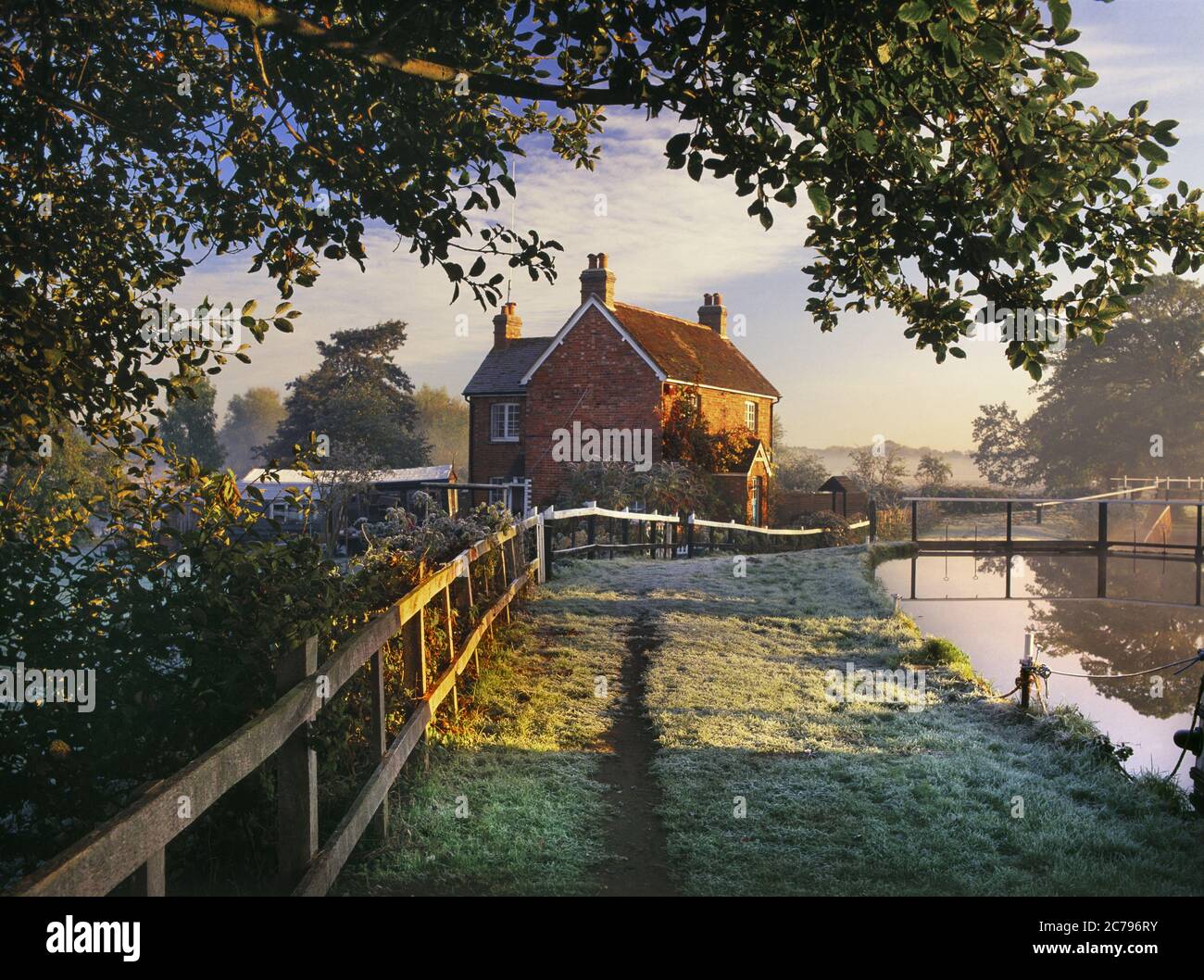 RIVER WEY COTTAGE LOCK DAWN Misty herbstliche frostige Morgendämmerung über Papercourt Lock und Lock Keepers Cottage am River Wey Surrey UK Stockfoto