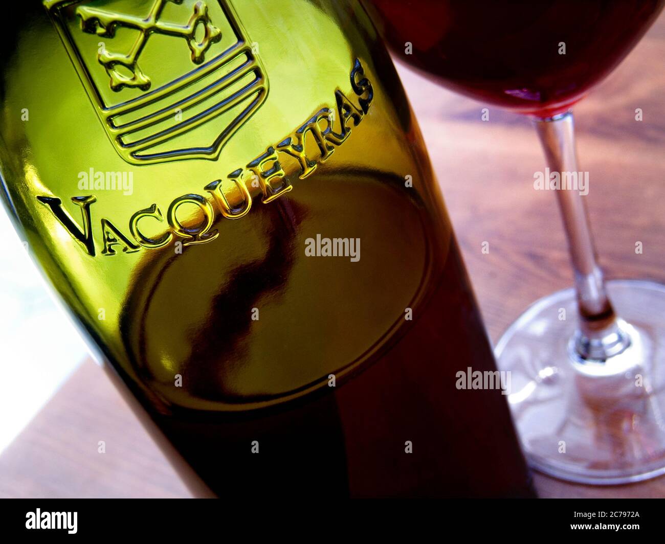 VACQUEYRAS CÔTE DU RHÔNE WEINFLASCHE GLAS Verkostung Trinken Essen Bar Café Restaurant Tisch rot Französisch Cote du Rhône Wein Südfrankreich Rhône Stockfoto