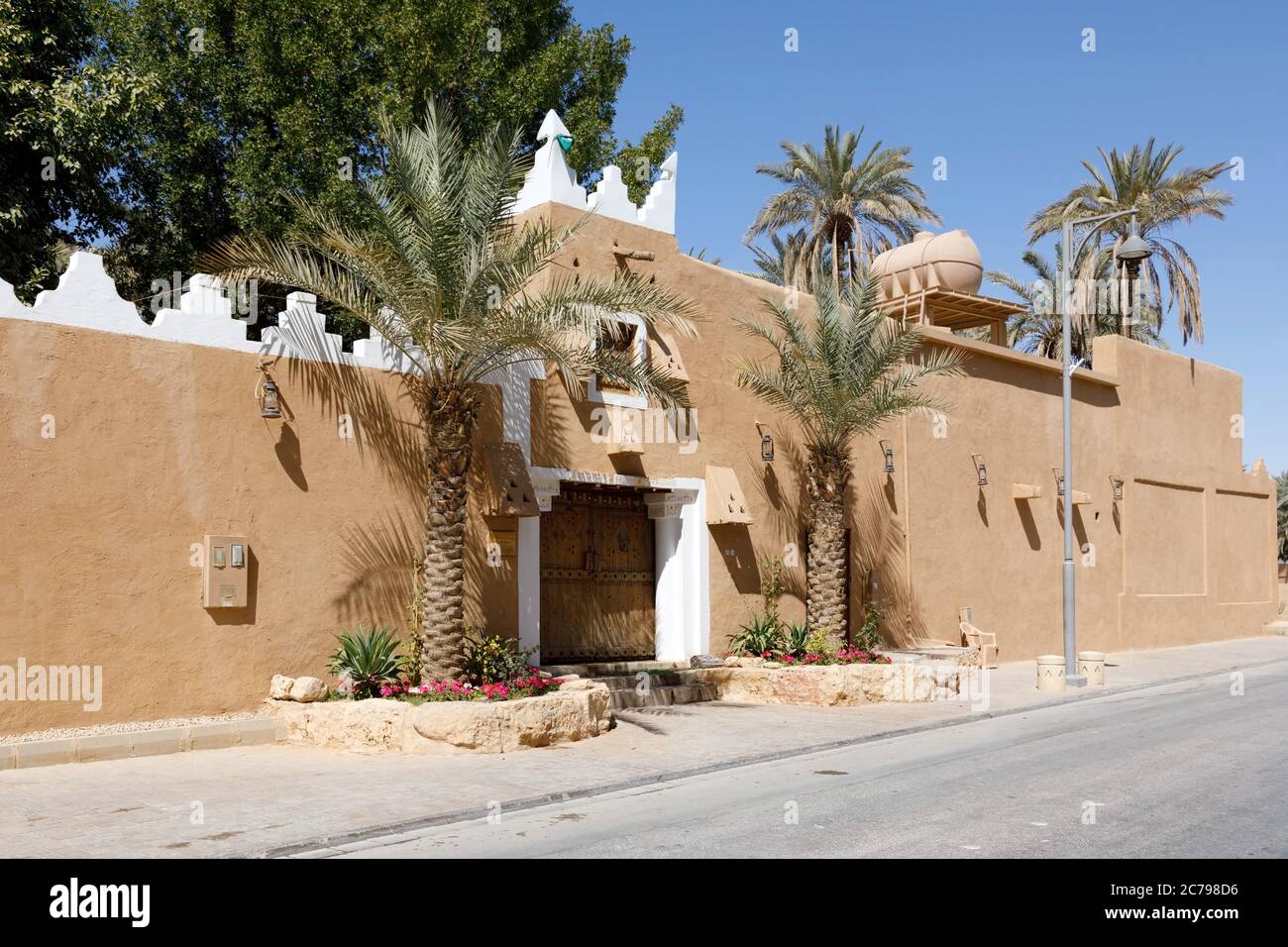 Riad, Saudi-Arabien, Februar 14 2020: Eingangstür in Al-Diraiyah im historischen Viertel Riad in Saudi-Arabien Stockfoto