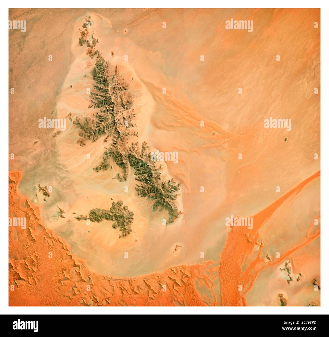 Satellitenansicht der Namibias Wüste, Landschaft und Berge. Natur und Luftaufnahme. Blumenformen. Globale Erwärmung und Klimawandel Stockfoto