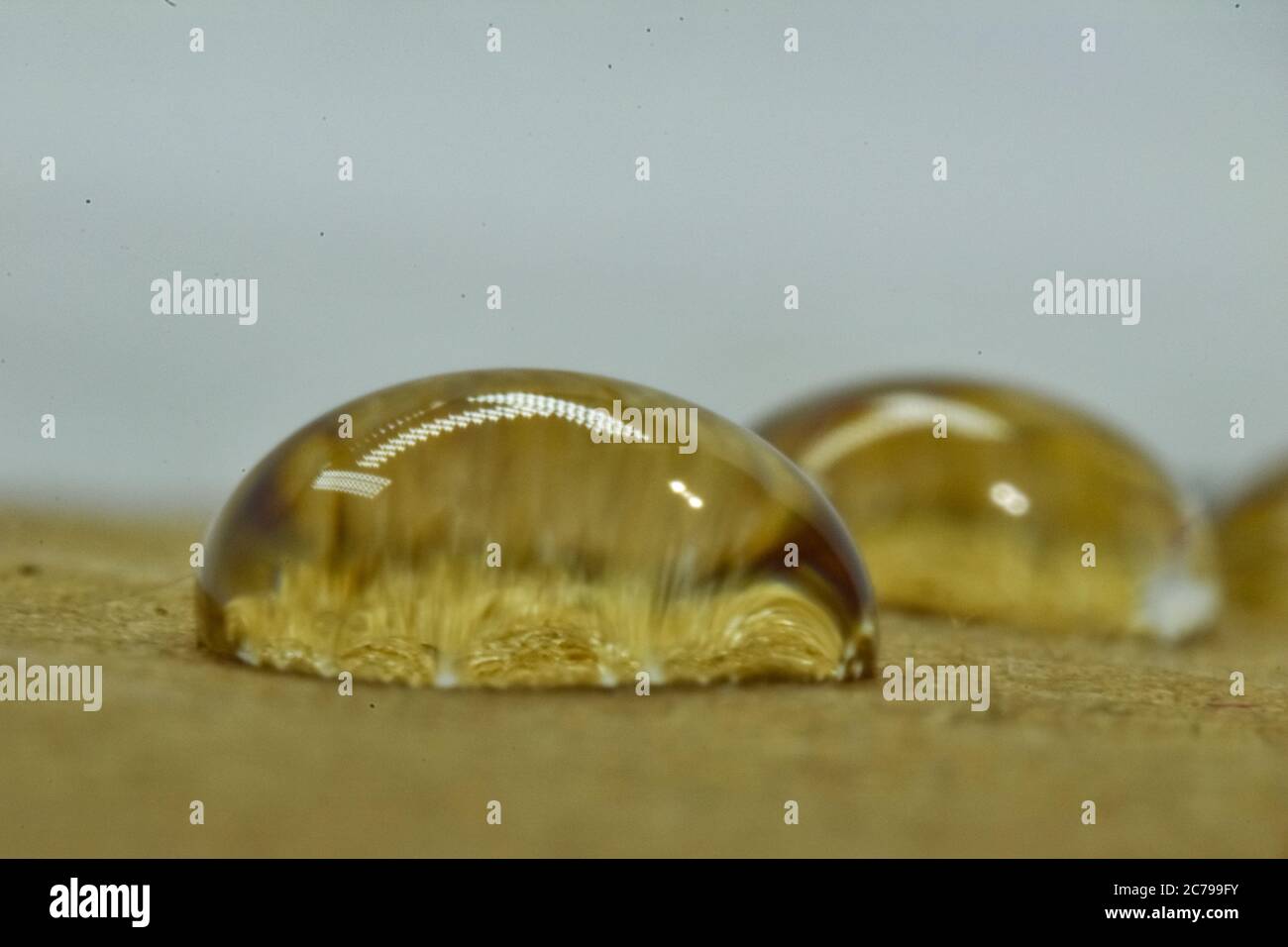 Ein schönes Nahaufnahme-Foto von Wassertropfen mit Spiegelung von Lichtern. Stockfoto