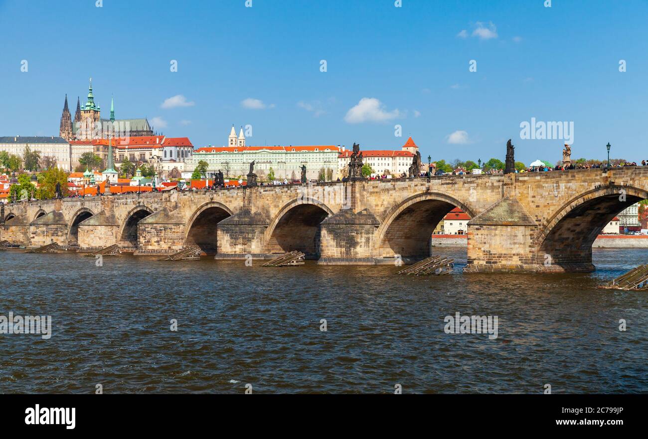 Panoramablick auf die Altstadt von Prag mit Karlsbrücke. Tschechische Republik Stockfoto