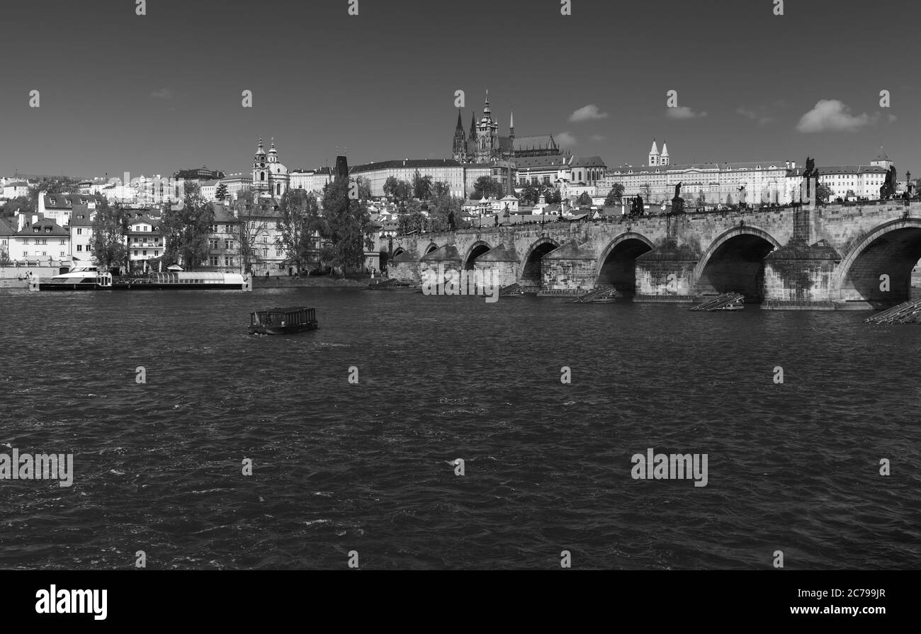 Panoramablick auf Prag mit Karlsbrücke. Stilisiertes Schwarz-Weiß-Foto Stockfoto