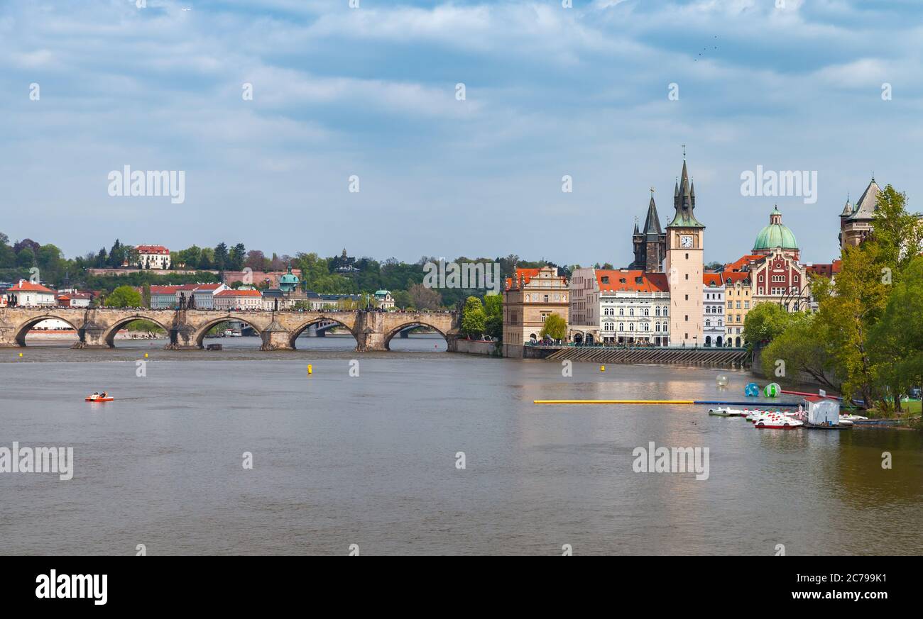 Blick auf das alte Prag am Sommertag. Moldau, Smetana Museum in der ehemaligen Wasserwerke und Wasserturm Stockfoto