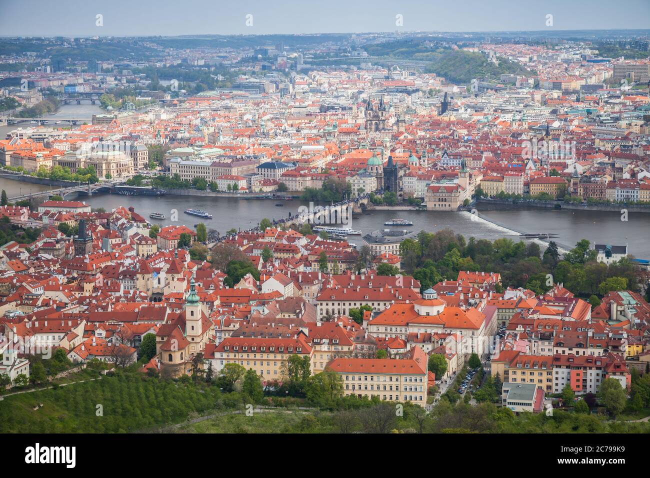 Luftaufnahme des alten Prag. Karlsbrücke über Moldau am Sommertag Stockfoto