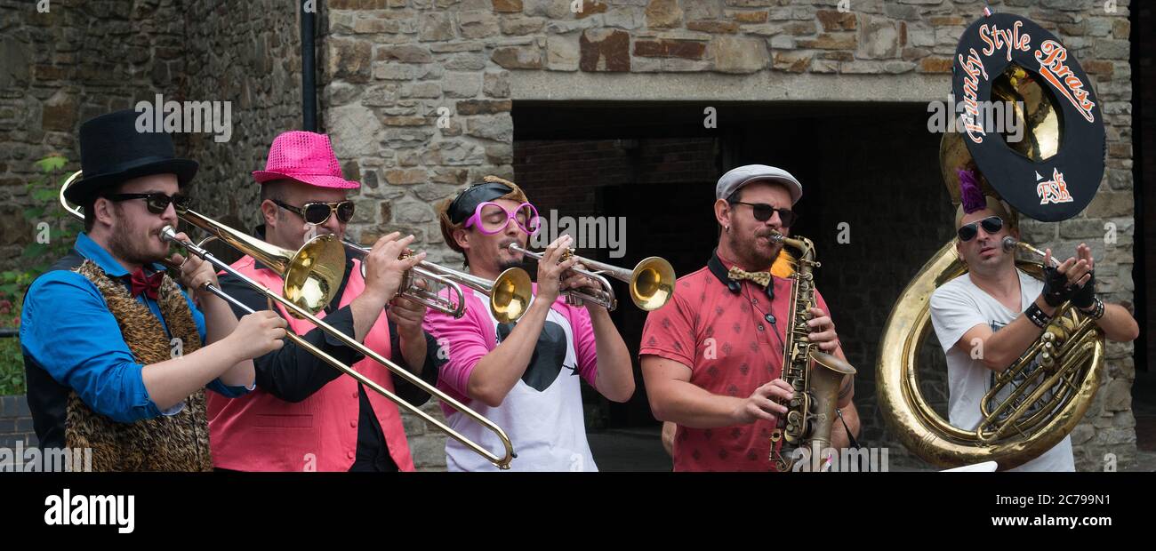 Toulouse Brass Gruppe Funky Style Brass spielt beim Durham City Festival of Brass Stockfoto
