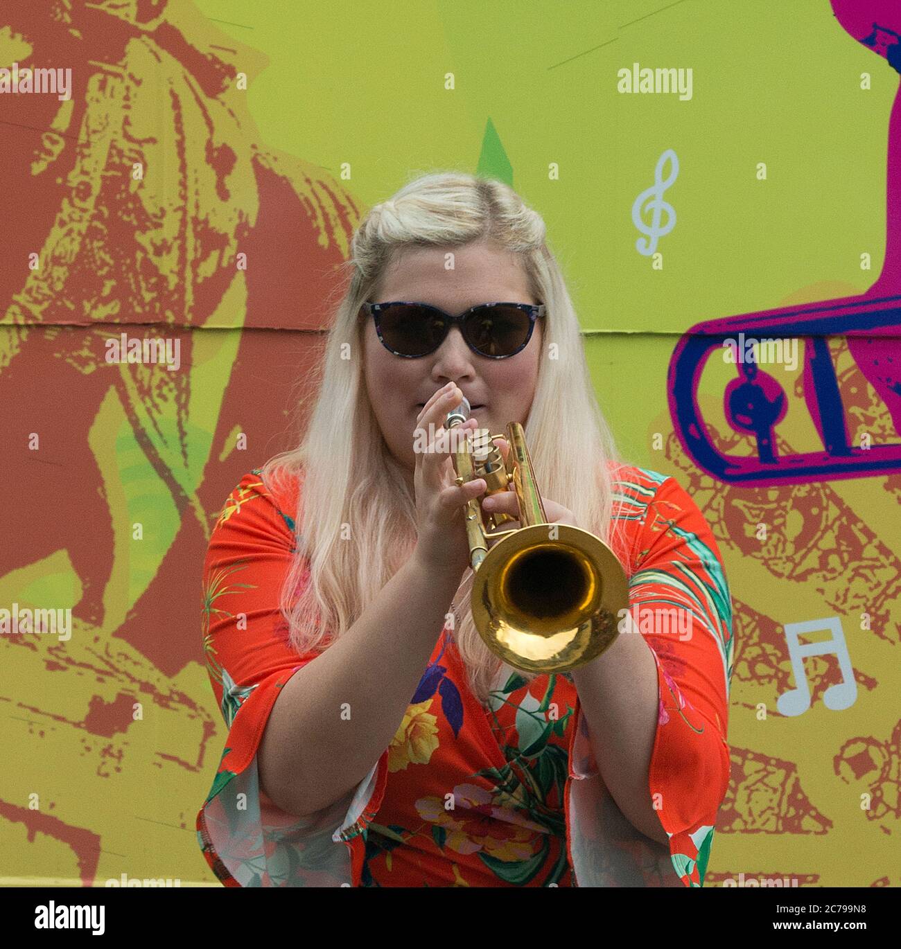 Becca Toft von der Londoner New Orleans Jazz Band The Brass Funkeys spielt beim Durham City Festival of Brass Stockfoto