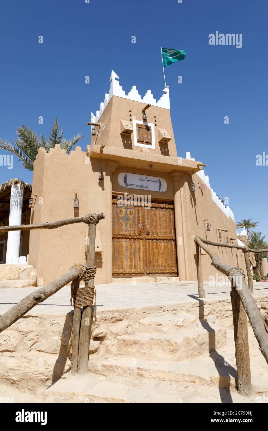 Riad, Saudi-Arabien, Februar 14 2020: Eingangstür in Al-Diraiyah im historischen Viertel Riad in Saudi-Arabien Stockfoto