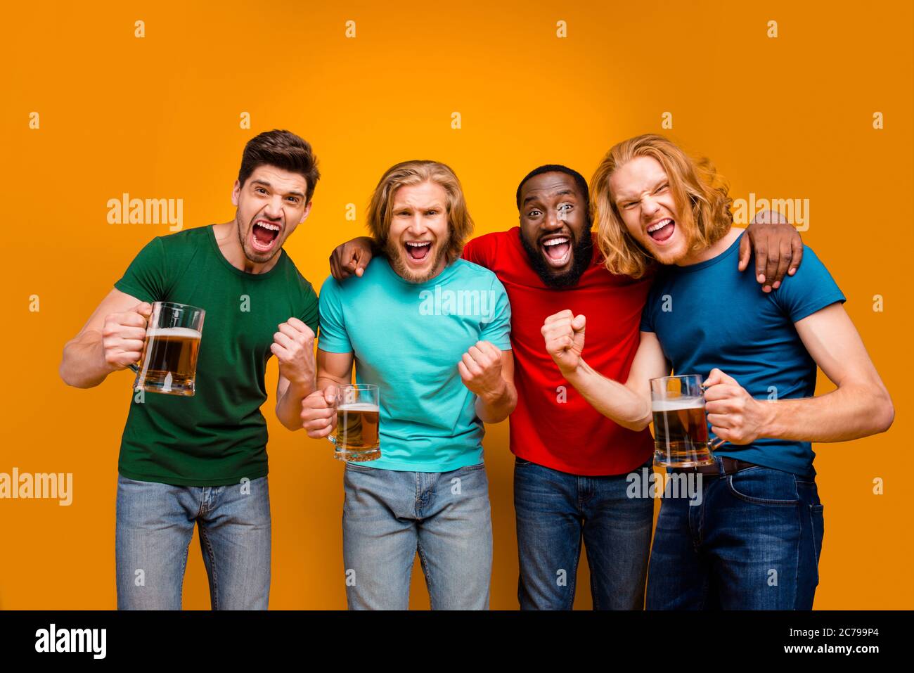 Ekstatisch verrückt vier Freunde Männer in Bar beobachten Fußball-Welt cup Hold pint Tasse feiern Nationalmannschaftssieg Fäuste heben Scream tragen legere T-Shirt Jeans Stockfoto