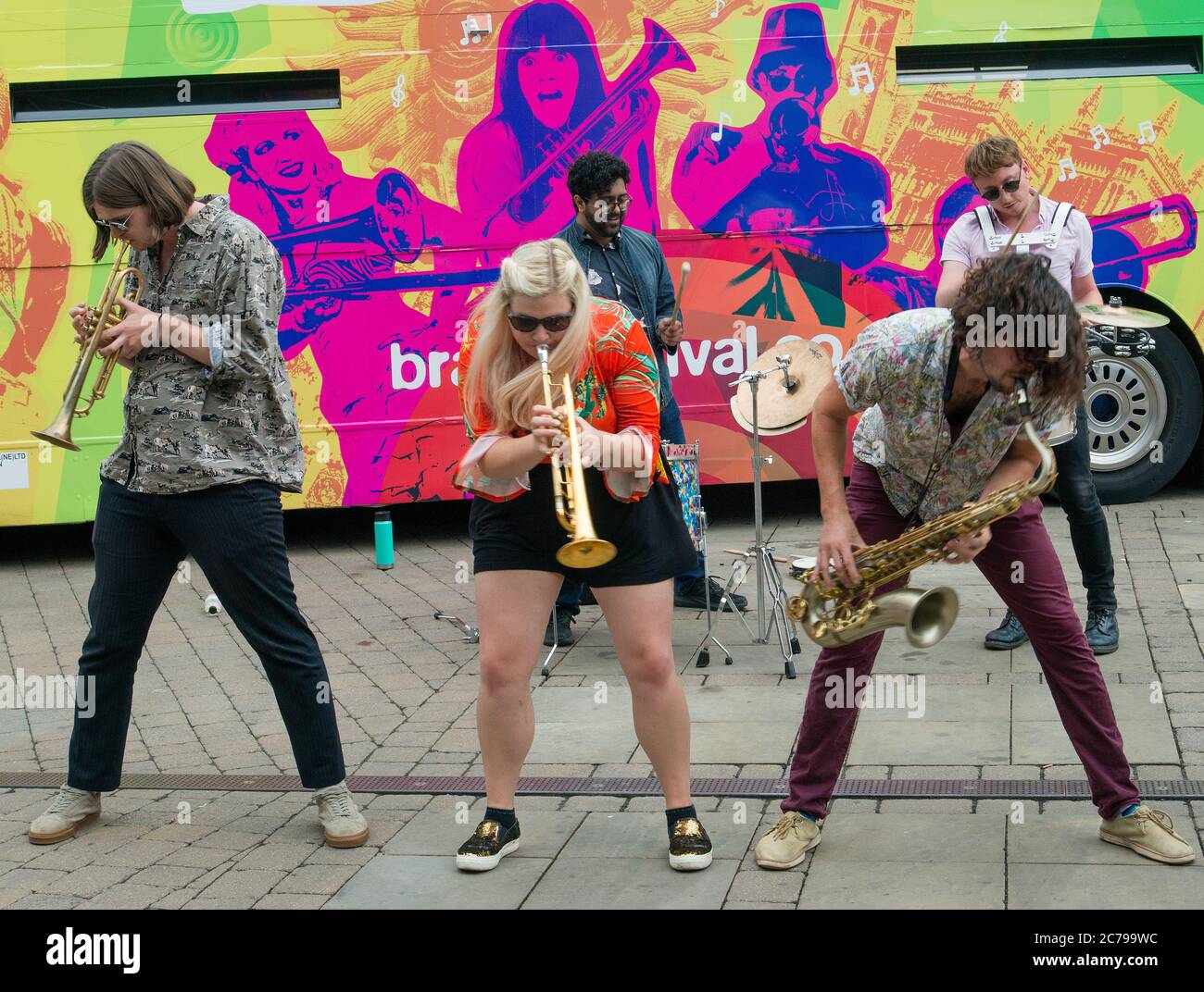 Drei Frontspieler, darunter Becca Toft, der Londoner Jazzband The Brass Funkeys im New Orleans Stil Stockfoto