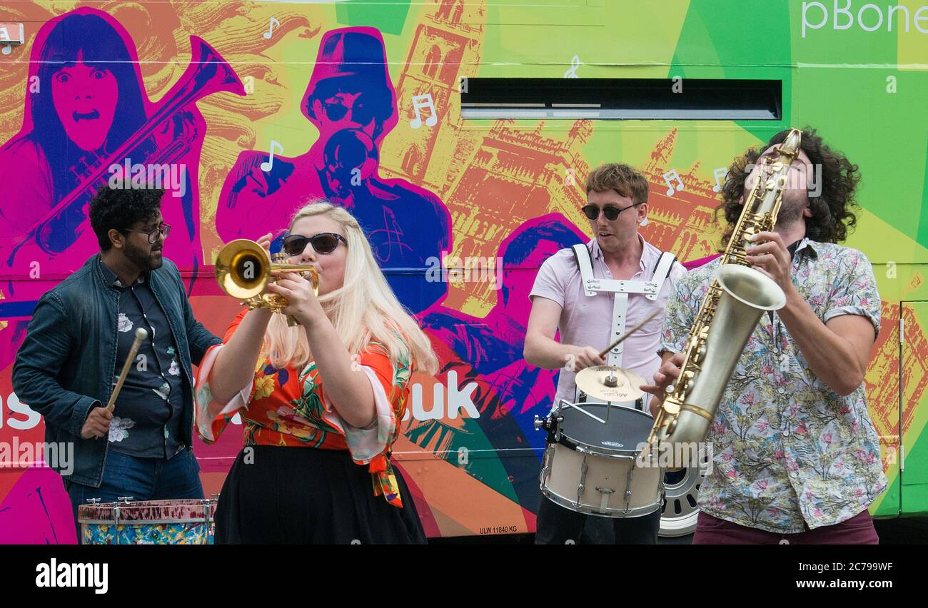 Nahansicht von vier Mitgliedern der Londoner Jazzband The Brass Funkeys, darunter Becca Toft beim Durham City Brass Festival Stockfoto