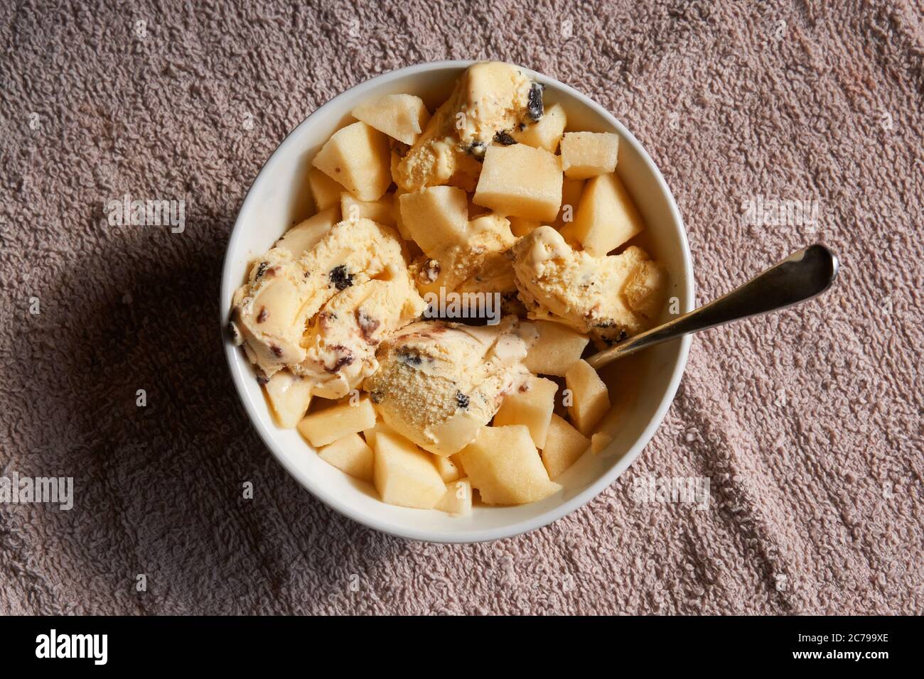 Dessert in einer Schüssel mit Vanilleeis und Apfelfrüchten Stockfoto