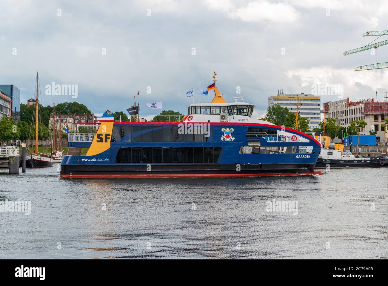 Kiel, Deutschland, 15. Juli 2020, neue Fähre 'Gaarden' angekommen. Die neue Fähre wurde in Holland bei der Werft Shipyards in Rotterdam gebaut und ist nun in Kiel angekommen. Diese Passagierfähre ist die erste einer neuen Generation von Fähren auf dem Fjord. Sie setzt neue Standards für den Transport von Fahrrädern, für den Umweltschutz und den Personenverkehr. Für die erste Plug-in-Hybrid-Fähre in Kiel wurde zudem ein zusätzlicher Stromanschluss an der Pier am Bahnhofskai errichtet. Nach einem zweiwöchigen Testlauf soll das Schiff neu gekennzeichnet und für den Betrieb freigegeben werden. Kredit: Penofoto/Alamy Live Nachrichten Stockfoto