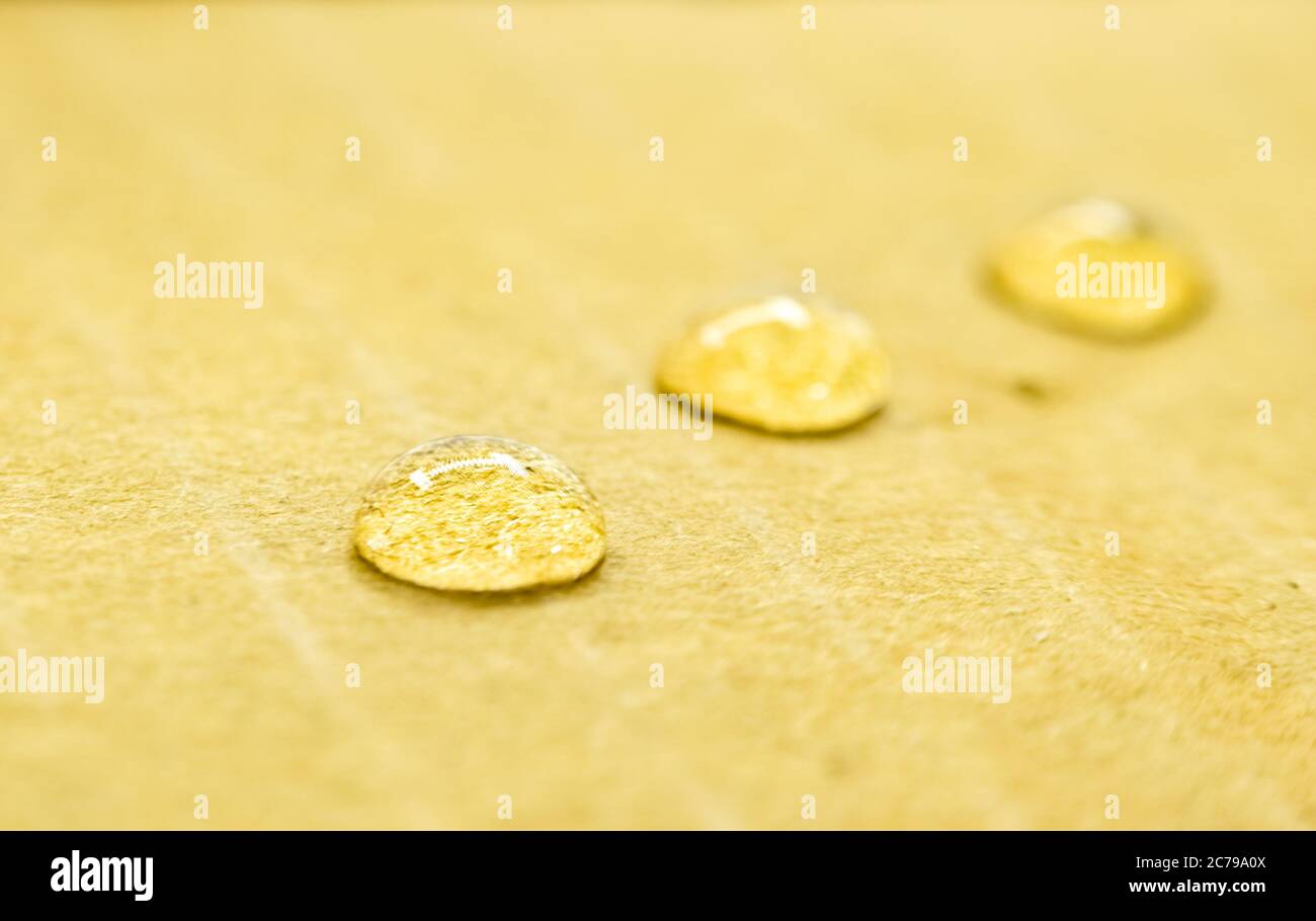 Ein schönes Nahaufnahme-Foto von Wassertropfen mit Spiegelung von Lichtern. Stockfoto