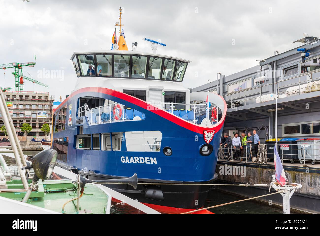 Kiel, Deutschland, 15. Juli 2020, neue Fähre 'Gaarden' angekommen. Die neue Fähre wurde in Holland bei der Werft Shipyards in Rotterdam gebaut und ist nun in Kiel angekommen. Diese Passagierfähre ist die erste einer neuen Generation von Fähren auf dem Fjord. Sie setzt neue Standards für den Transport von Fahrrädern, für den Umweltschutz und den Personenverkehr. Für die erste Plug-in-Hybrid-Fähre in Kiel wurde zudem ein zusätzlicher Stromanschluss an der Pier am Bahnhofskai errichtet. Nach einem zweiwöchigen Testlauf soll das Schiff neu gekennzeichnet und für den Betrieb freigegeben werden. Kredit: Penofoto/Alamy Live Nachrichten Stockfoto