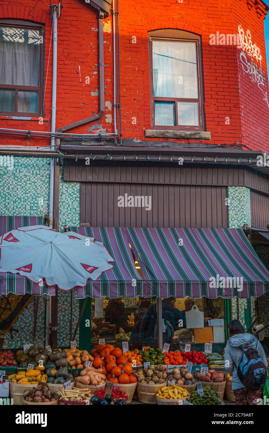 Kensington Market, Toronto, Kanada, November 2010 - EIN Lebensmittelgeschäft in der Ecke in der böhmischen Nachbarschaft des belebten Marktes Stockfoto Kensington Market, Toronto, Kanada, November 2010 - EIN Lebensmittelgeschäft in der Ecke in der böhmischen Nachbarschaft des belebten Marktes Stockfoto