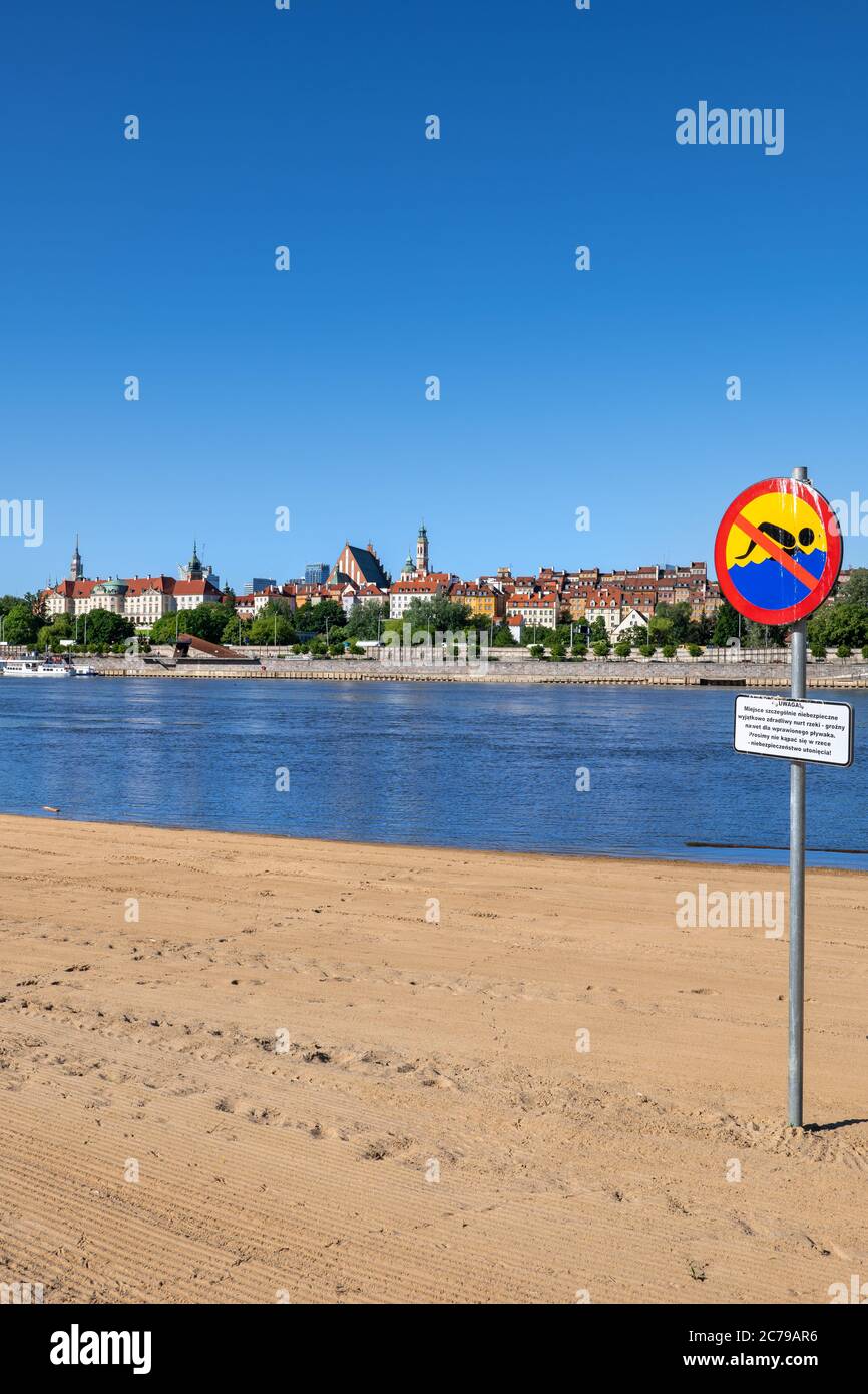 Kein Schwimmwarnschild wegen gefährlicher Strömung am Strand an der Weichsel in Warschau in Polen, Altstadt Skyline im Hintergrund. Stockfoto