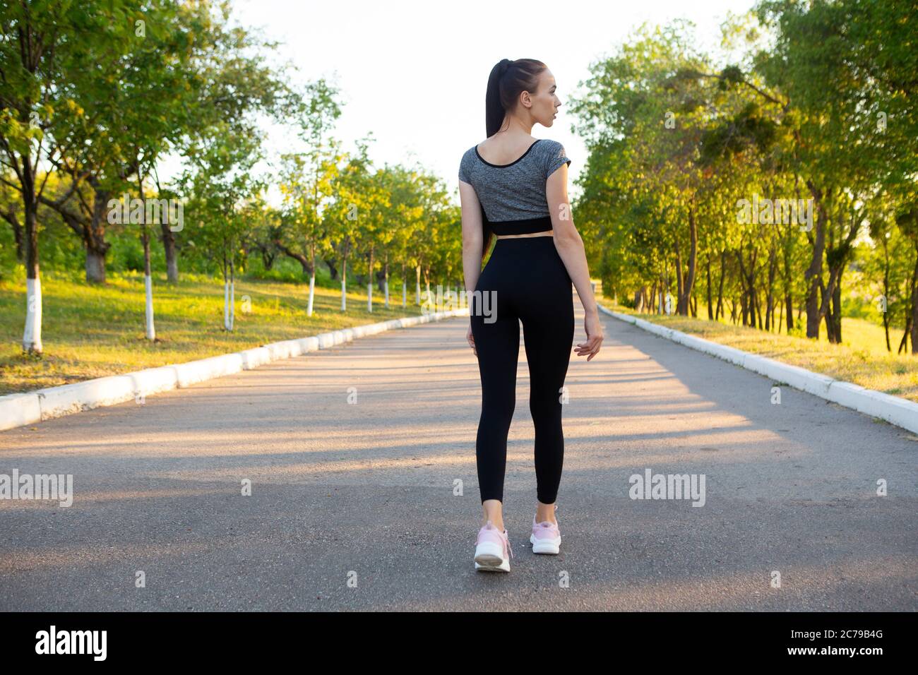 Rückansicht der Athletinnen-Läuferin im Sommer-Stadtpark. Stockfoto