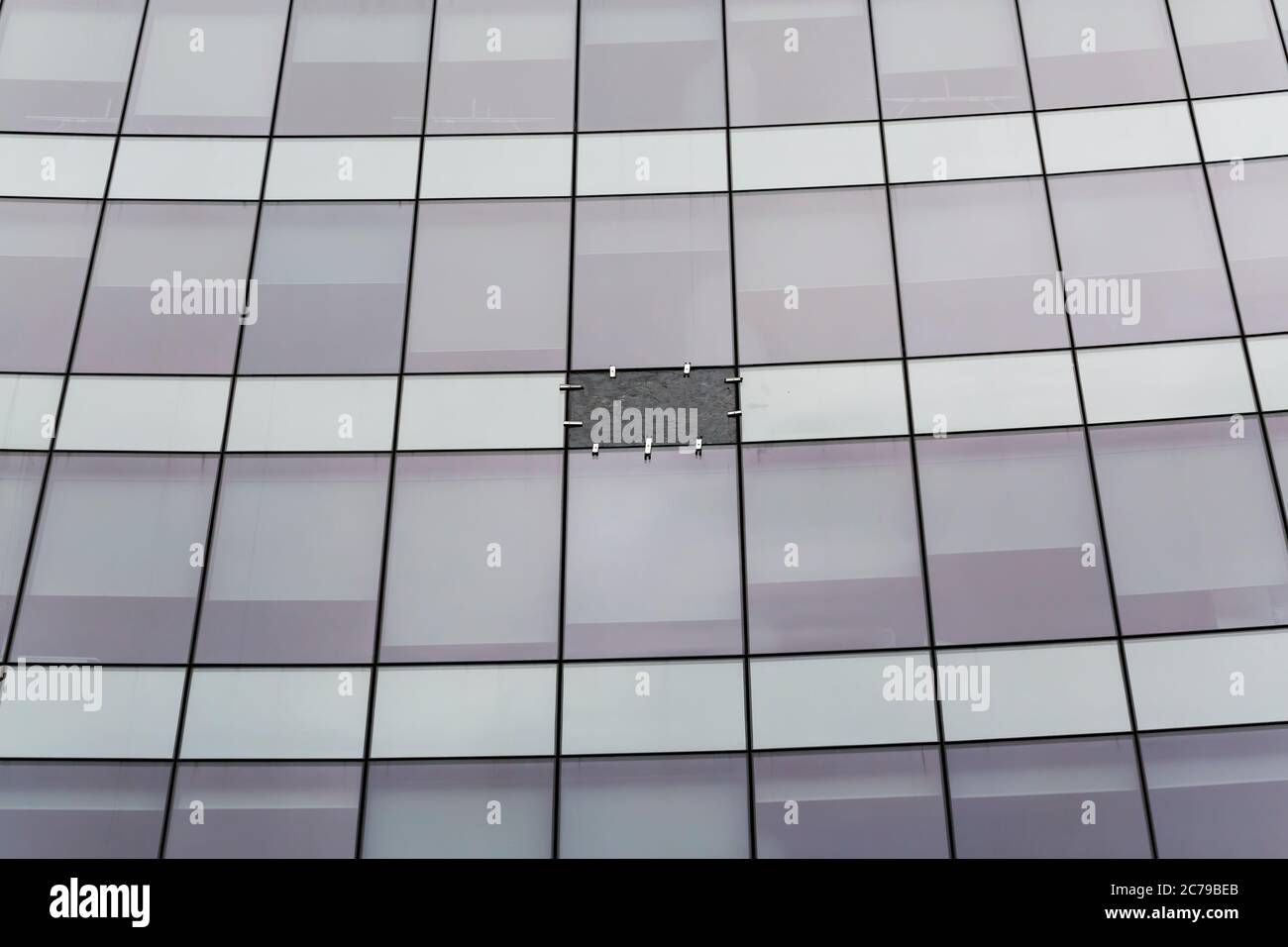 Blick auf beschädigte Glasverkleidungen auf der façade eines Bürohochhauses, Ingram Street, Glasgow, Schottland, UK Stockfoto