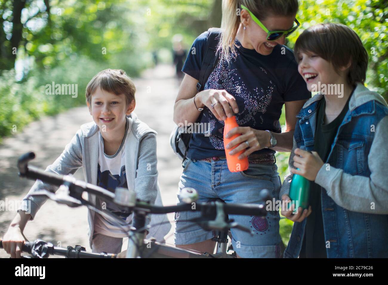 Mutter und Söhne genießen Radtour Stockfoto