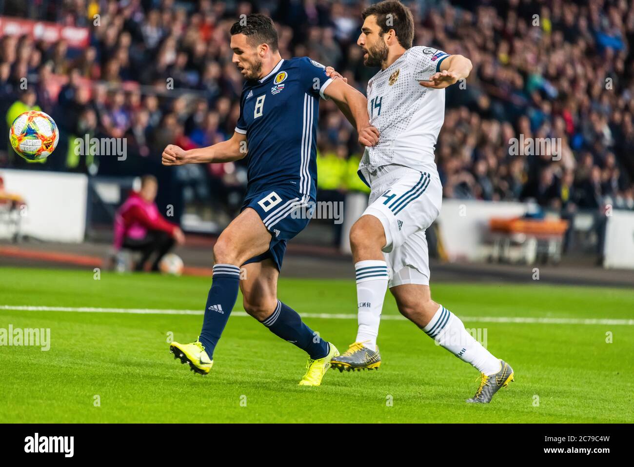 Glasgow, Schottland, Vereinigtes Königreich – 6. September 2019. Der Mittelfeldspieler der schottischen Fußballnationalmannschaft John McGinn gegen den russischen Verteidiger Georgi Dzhikiya Stockfoto