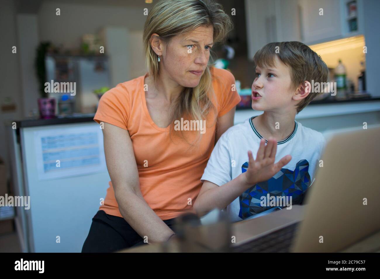 Mutter und Sohn mit Laptop zu Hause Stockfoto