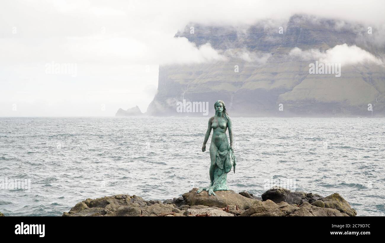 Kópakonan Robbenstatue auf der Insel Kalsoy auf den Färöern, Dänemark. Stockfoto