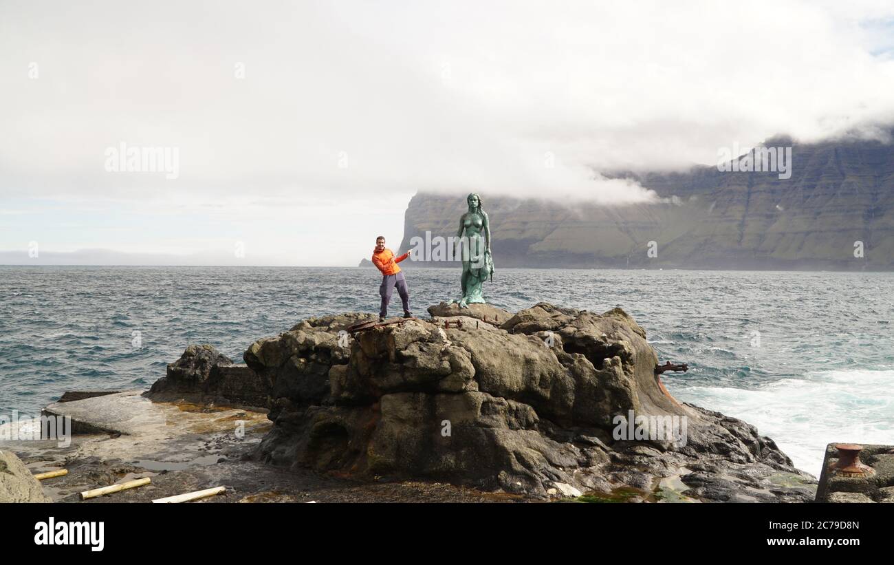 Kópakonan Robbenstatue auf der Insel Kalsoy auf den Färöern, Dänemark. Stockfoto