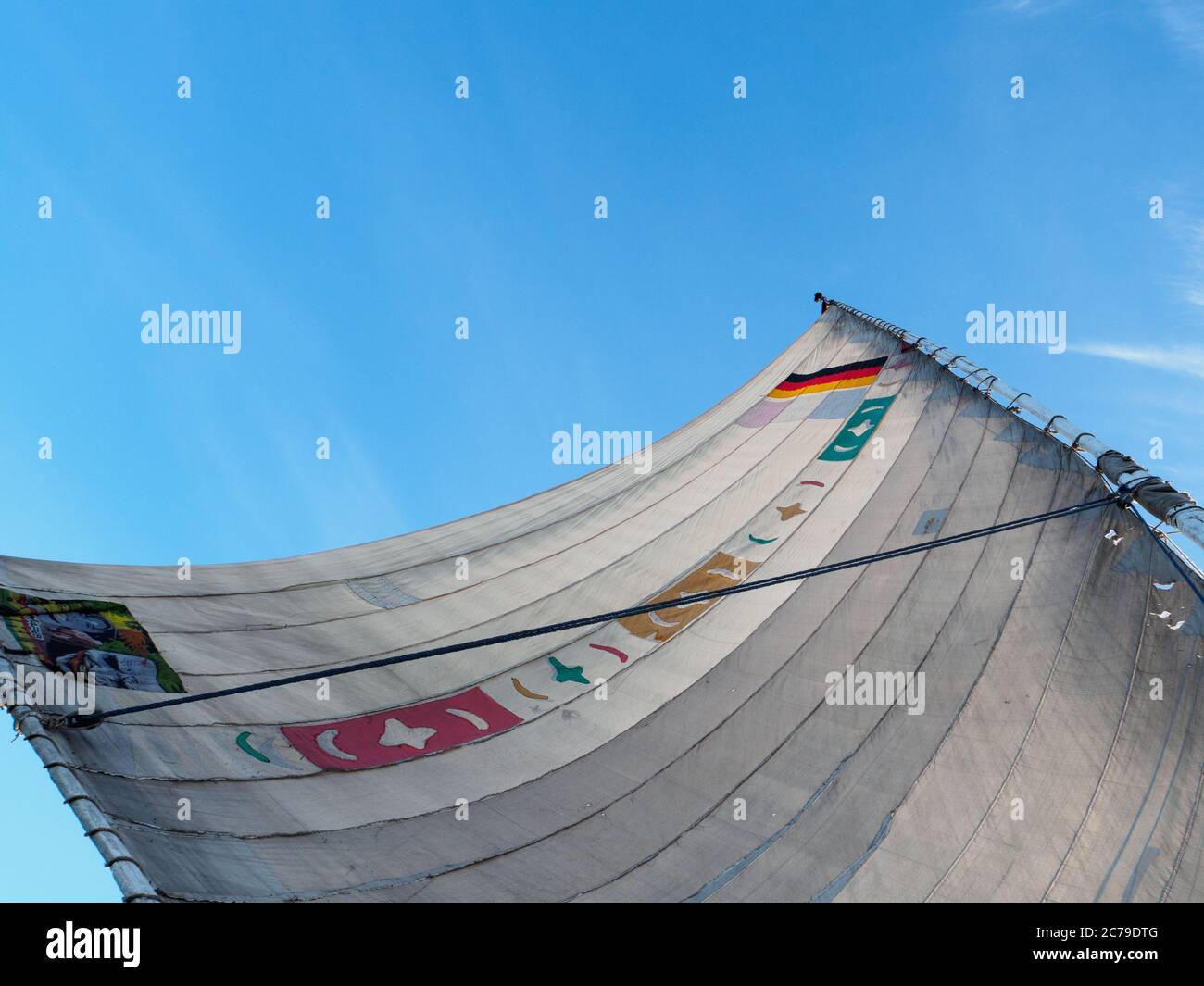 Ein Segel einer Feluca, die im Wind auf dem nil weht Stockfoto