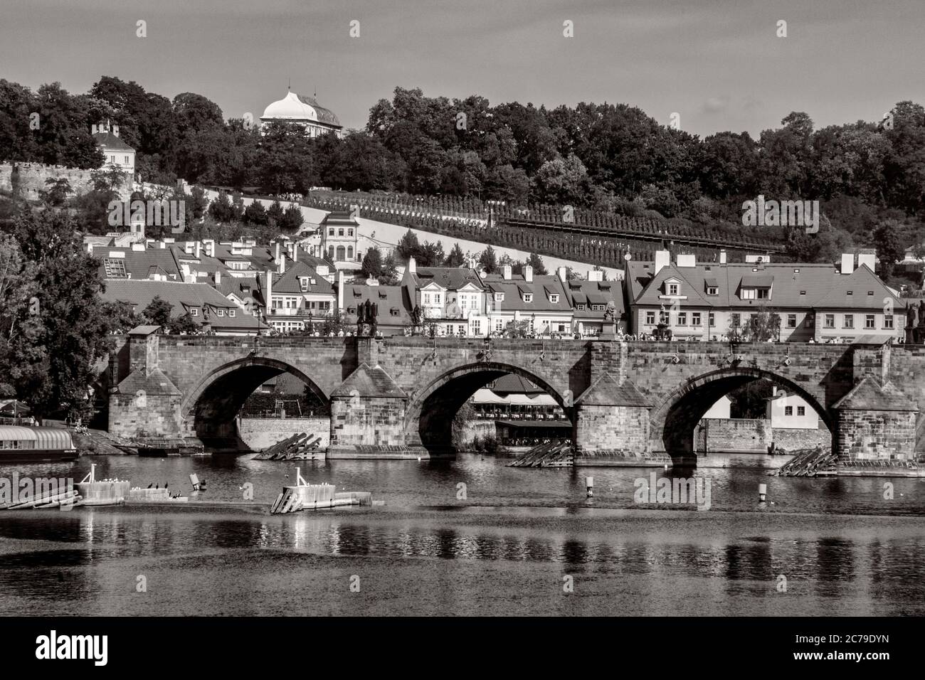 Bilder Schwarz-Weiß der Karlsbrücke über die Moldau in der Stadt Prag Tschechien Stockfoto