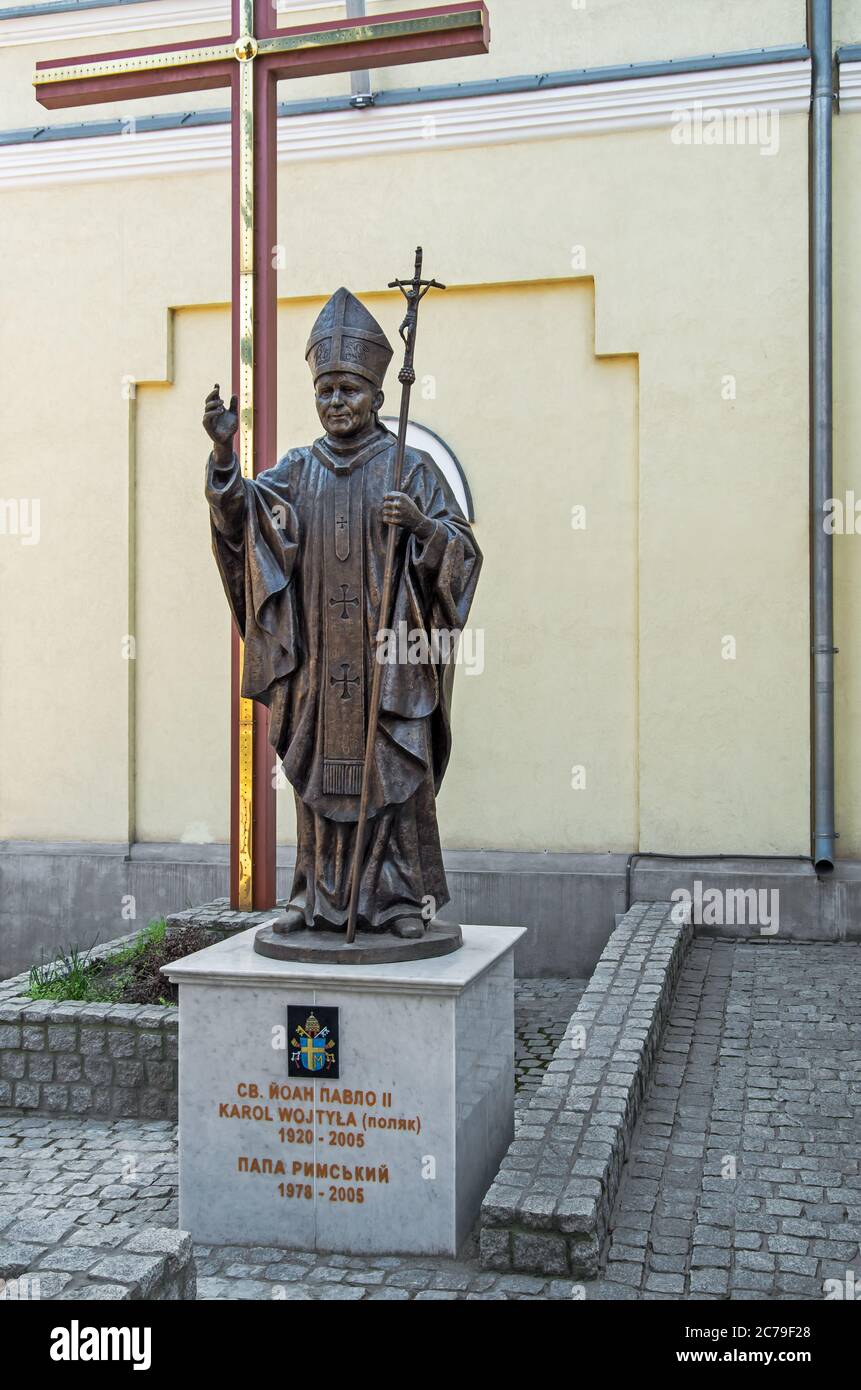 Dnipro, Ukraine - 08. April 2020: Denkmal für Papst Jan Pawel II. (Karol Wojtyla) in der Nähe der römisch-katholischen Kirche St. Joseph Dnipro Stadt Stockfoto