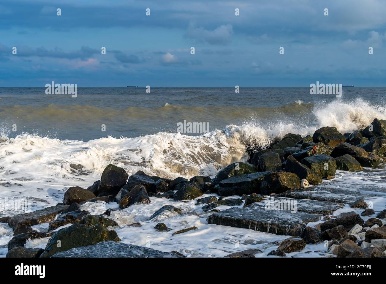 Große stürmische Wellen auf dem schwarzen Meer, Poti, Georgien Stockfoto