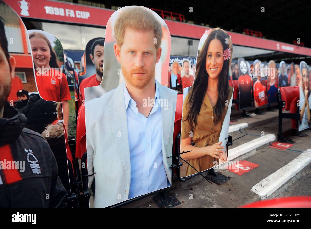 Eine allgemeine Ansicht eines Pappschnitts von Prinz Harry und Meghan Markle während des Sky Bet Championship Spiels auf dem City Ground, Nottingham. Stockfoto