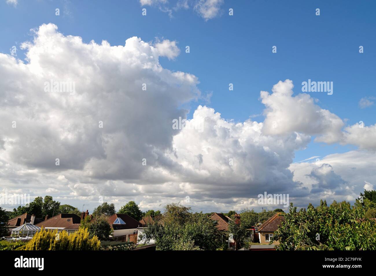 Dramatische Kumuluswolkenbildung über Dächern Stockfoto