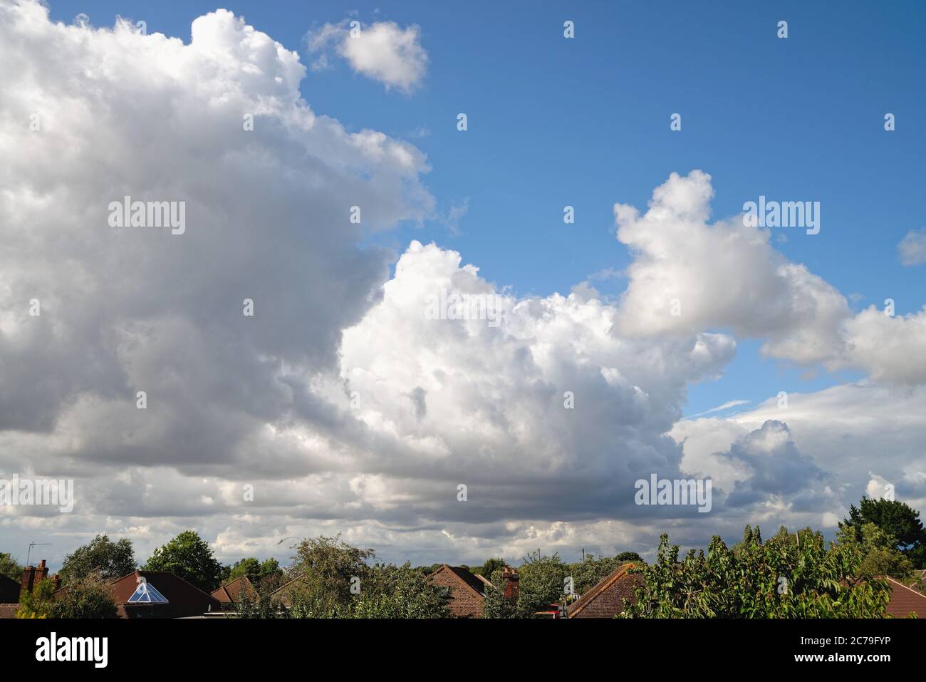 Dramatische Kumuluswolkenbildung über Dächern Stockfoto