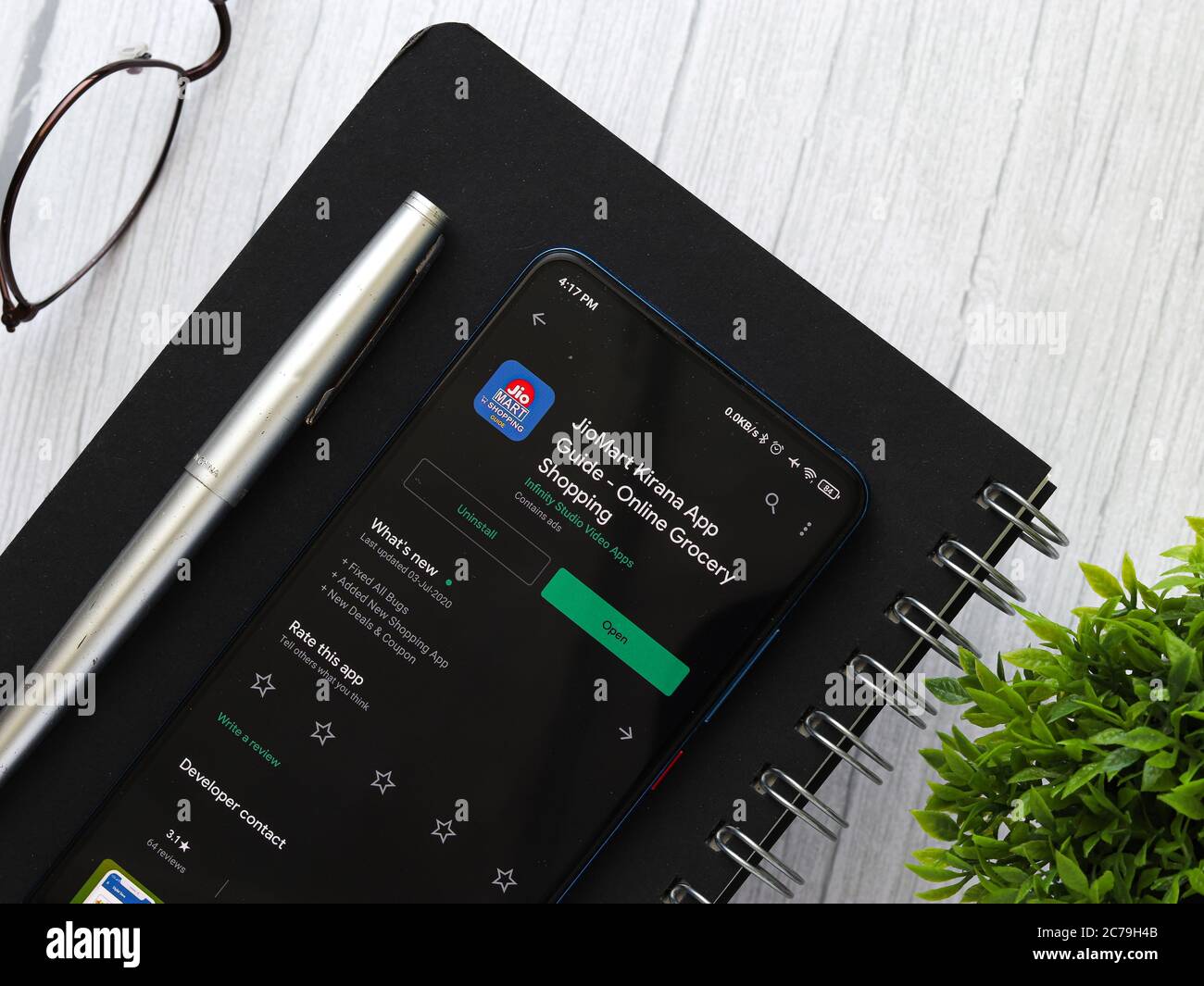 Assam, indien - 7. Juli 2020 : Jiomart kirana App für den Kauf von Lebensmitteln online. Stockfoto