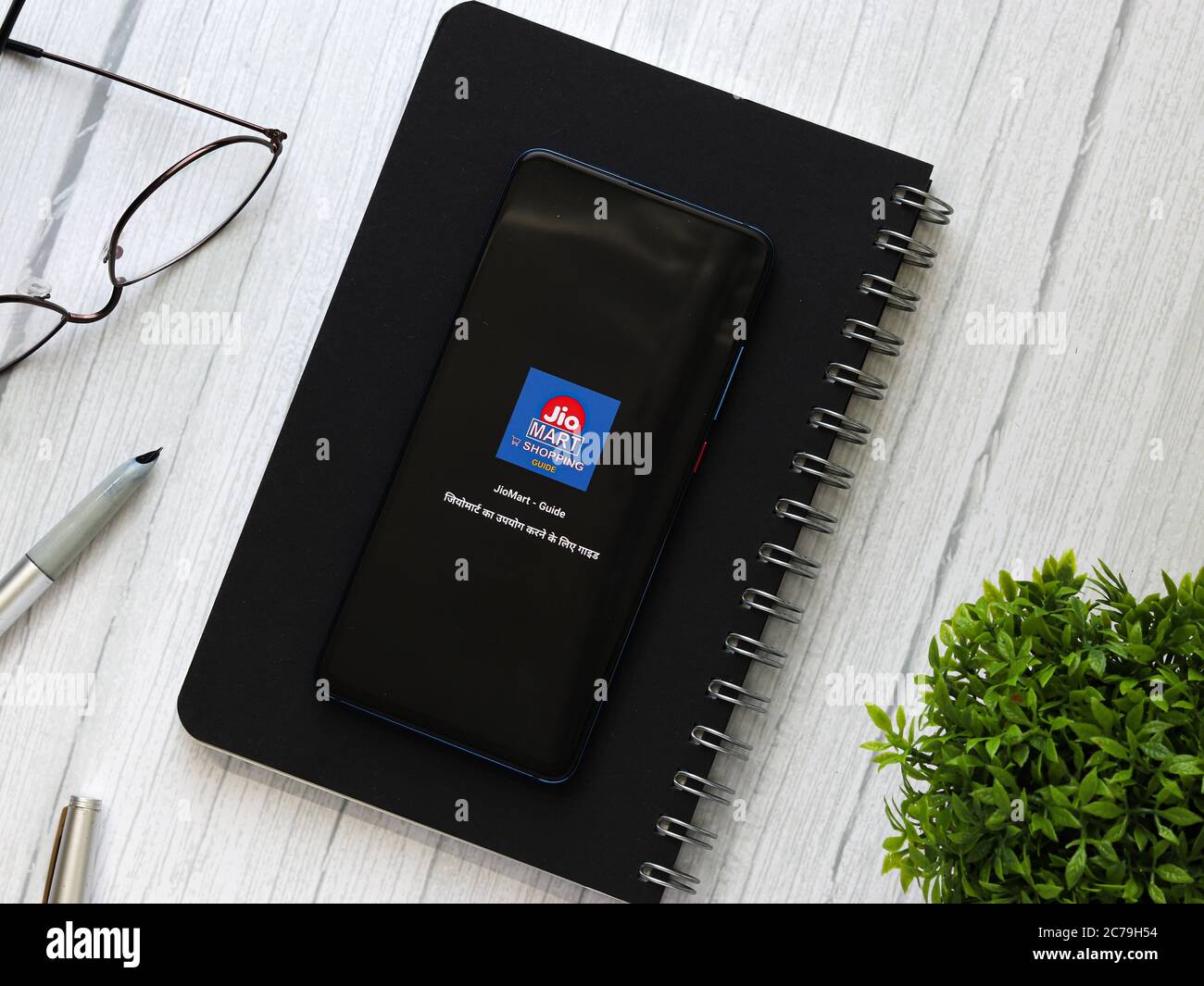 Assam, indien - 7. Juli 2020 : Jiomart kirana App für den Kauf von Lebensmitteln online. Stockfoto